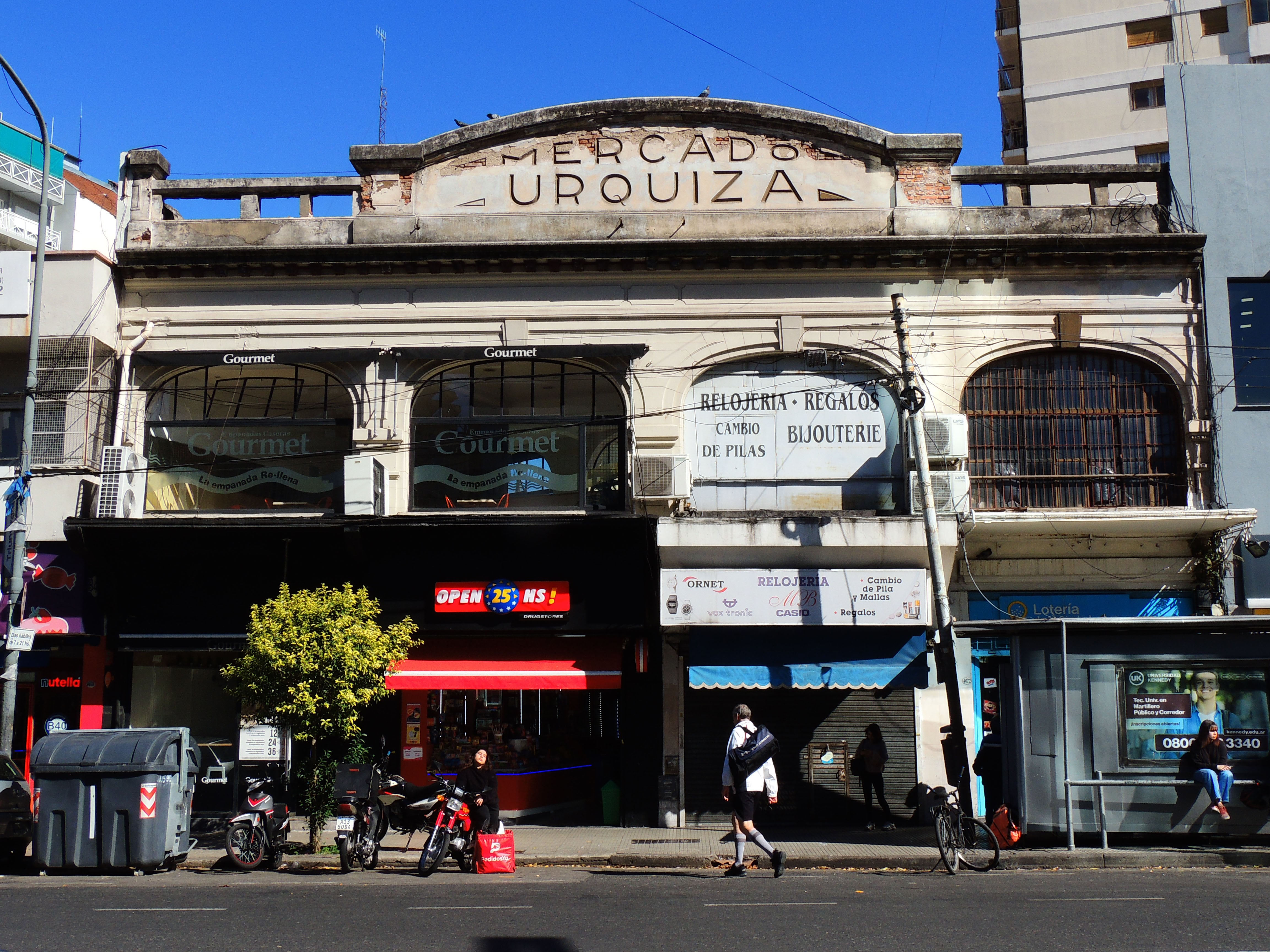 El tradicional mercado que fue perdiendo los locales tradicionales de verduras, frutas, carnes.