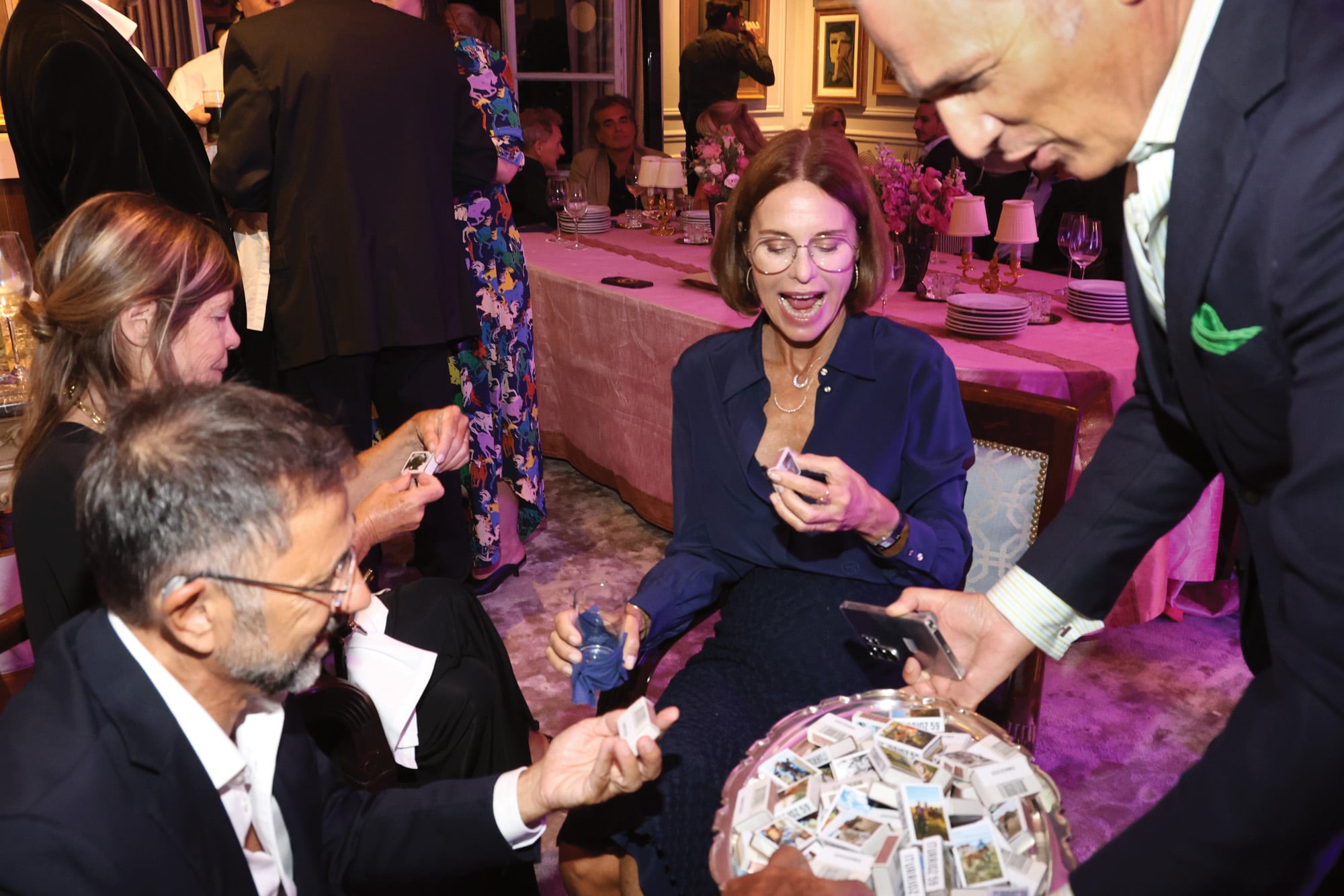 Javier reparte los souvenirs de sus 59: cajas de fósforos con fotos de él junto a sus caballos y animales rescatados