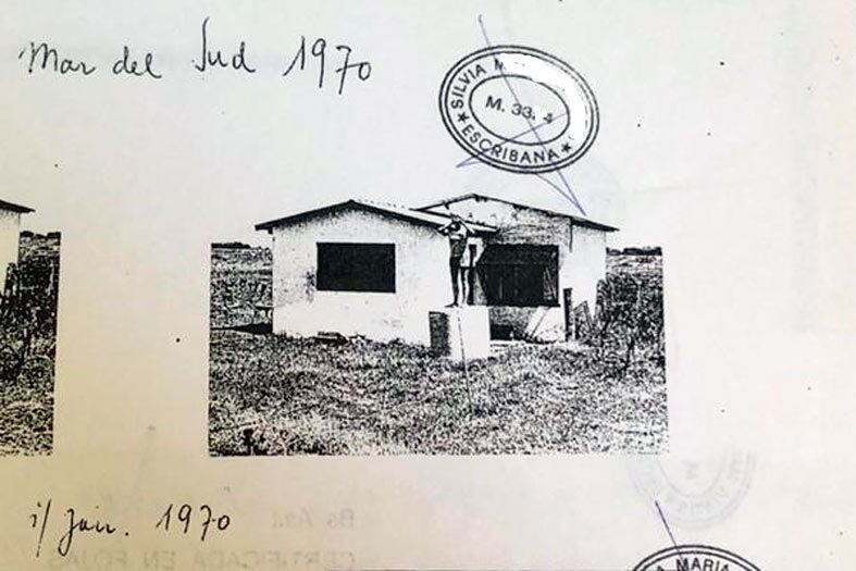 Cuando Laureano Clavero confirmó con Julio Mutti que Richard Schmidt era un nazi de relevancia en la Argentina, le pidió al propietario si podía compartirle, bajo estricta reserva, los documetos de la compra que había hecho a los tres hermanos alemanes