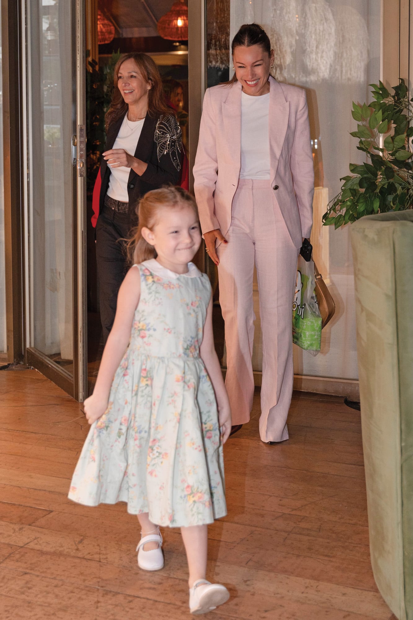 Anita
llega al salón escoltada por su
madre y su madrina, Luciana
Pizzolorusso