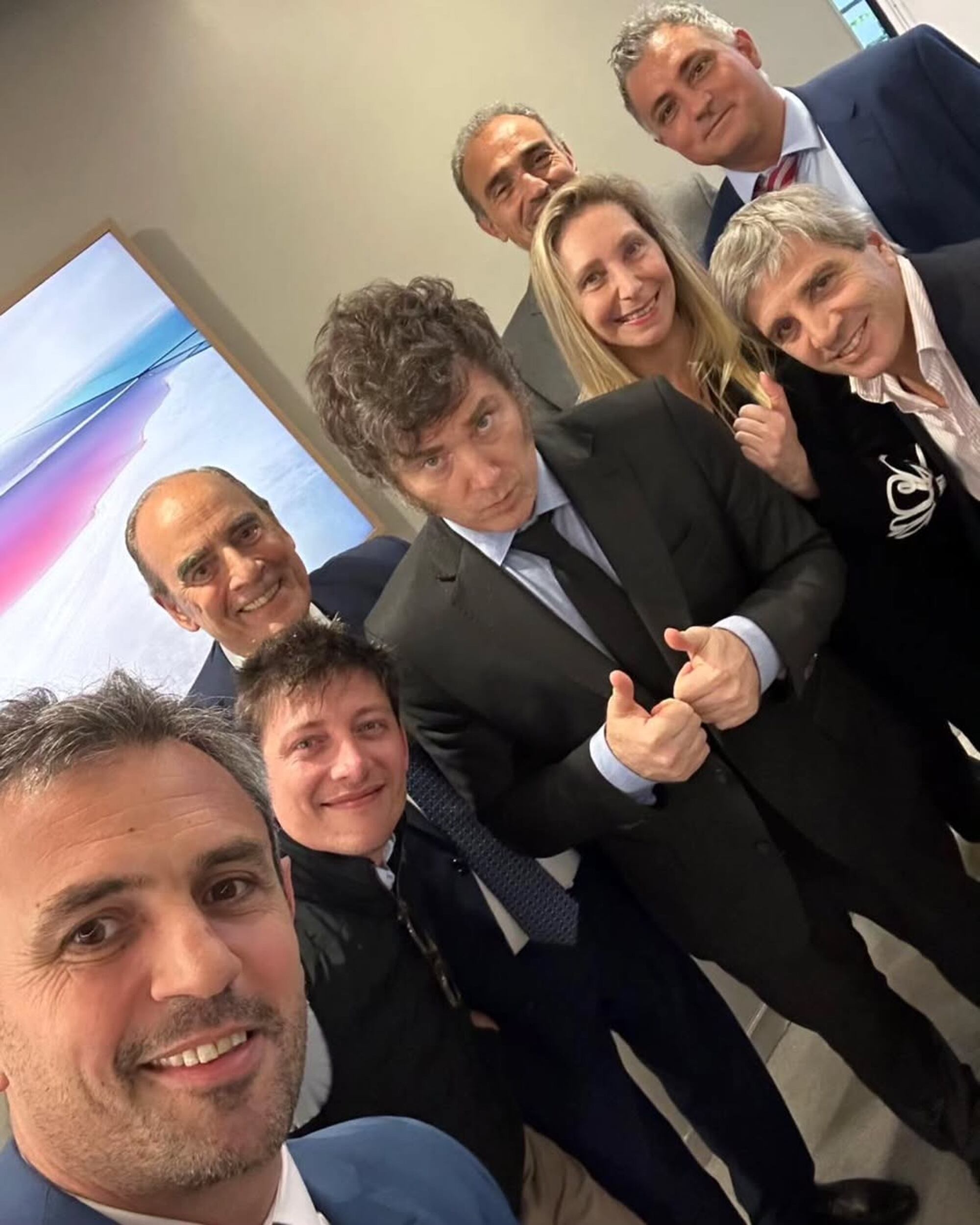 Martín Menem, Karina Milei, Javier Milei, Luis Caputo, Santiago Caputo, Sebastián Pareja y Guillermo Francos