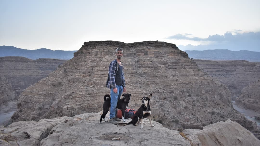 “Son el Yin y el Yang”: la historia del biólogo español que recorre el mundo hace 12 años con sus dos perras rescatadas 7 Cocaí fue la primera perra en llegar a su vida hace 12 años (Foto: Gentileza Roberto Sastre)