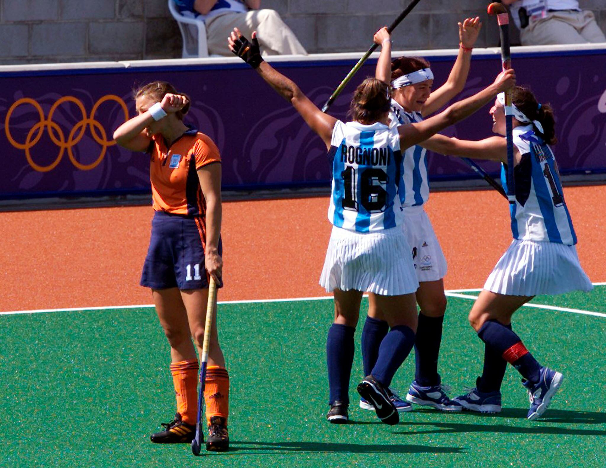 Las Leonas nacieron como tales el 24 de septiembre de 2000, cuando saltaron a la cancha por primera vez con la estampa que las distingue