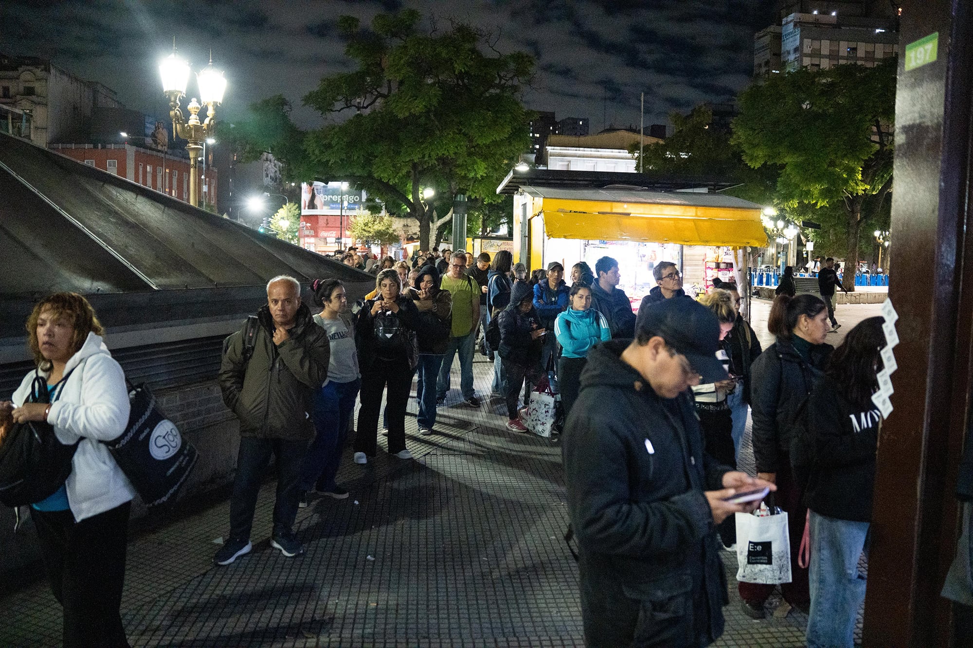 Los usuarios se agolparon en las diversas paradas de plaza Miserere
