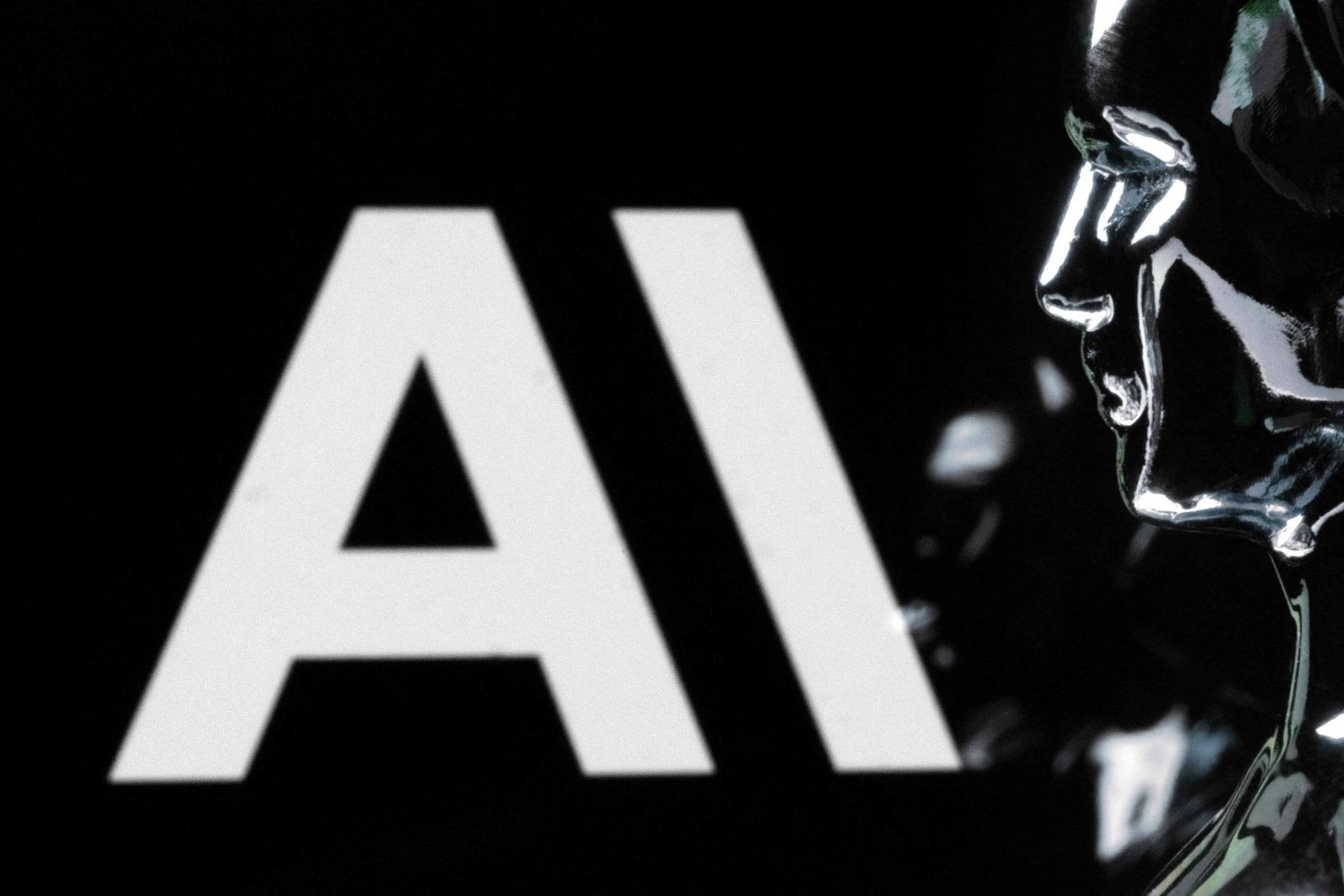 Esta fotografía muestra una figurita frente al logotipo de la empresa estadounidense de investigación y seguridad de inteligencia artificial Anthropic durante una sesión fotográfica en París el 13 de febrero de 2026.