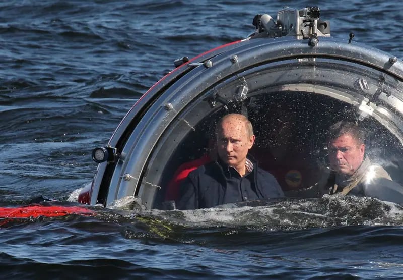 Respecto al sabotaje contra infraestructuras críticas en aguas europeas, Rusia es el principal sospechoso. (En la foto, el presidente ruso, Vladimir Putin, cuando exploró un barco hundido en el Golfo de Finlandia en 2013)