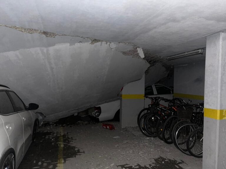 Así colapsó el techo del estacionamiento