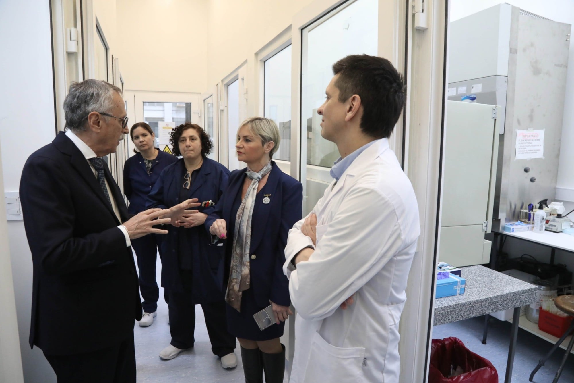 El ministro de Salud Mario Lugones junto a los investigadores de Anlis Malbrán