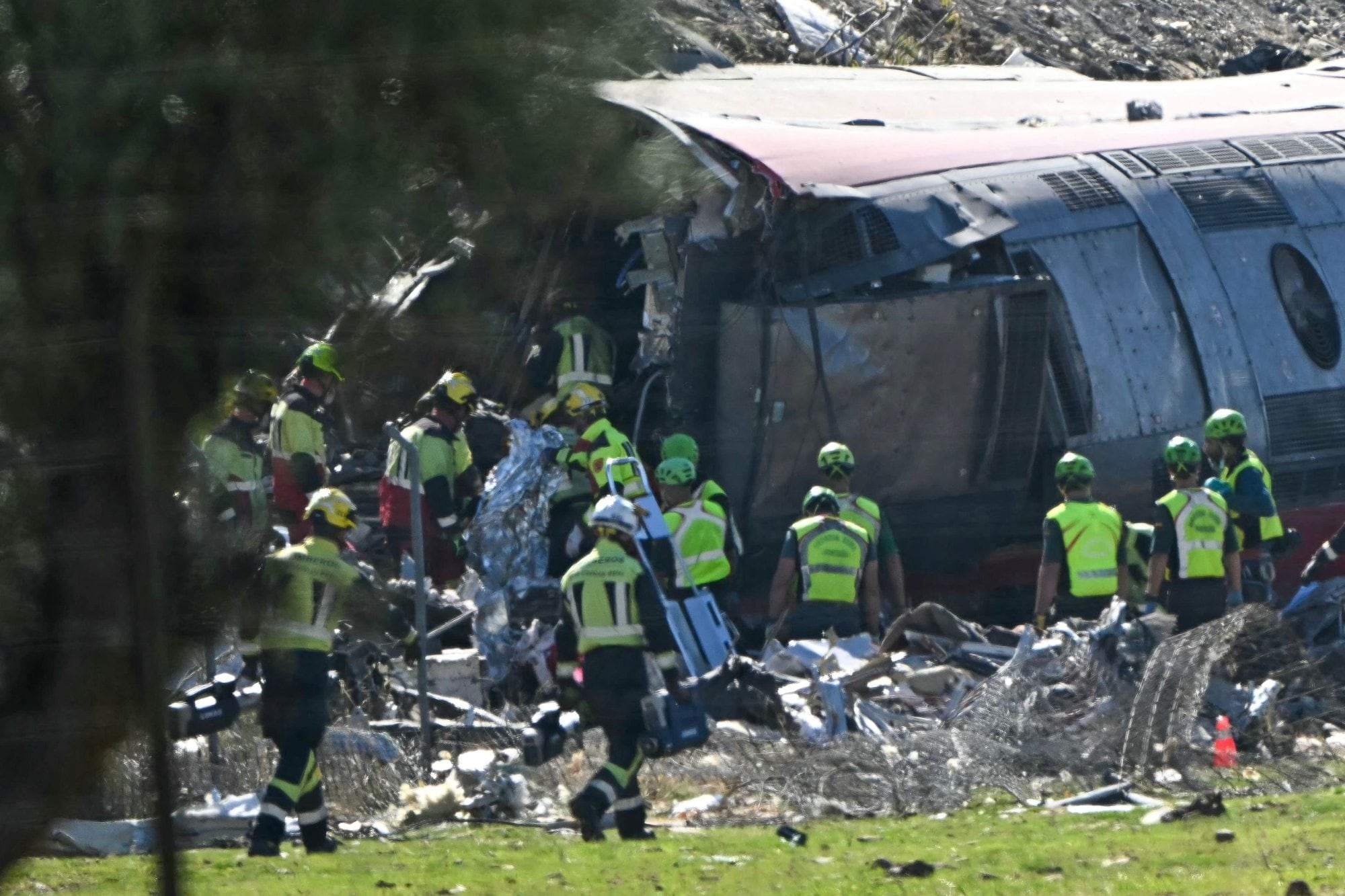 El incidente ocurrió cuando un tren de alta velocidad colisionó con uno que se encontraba frenado