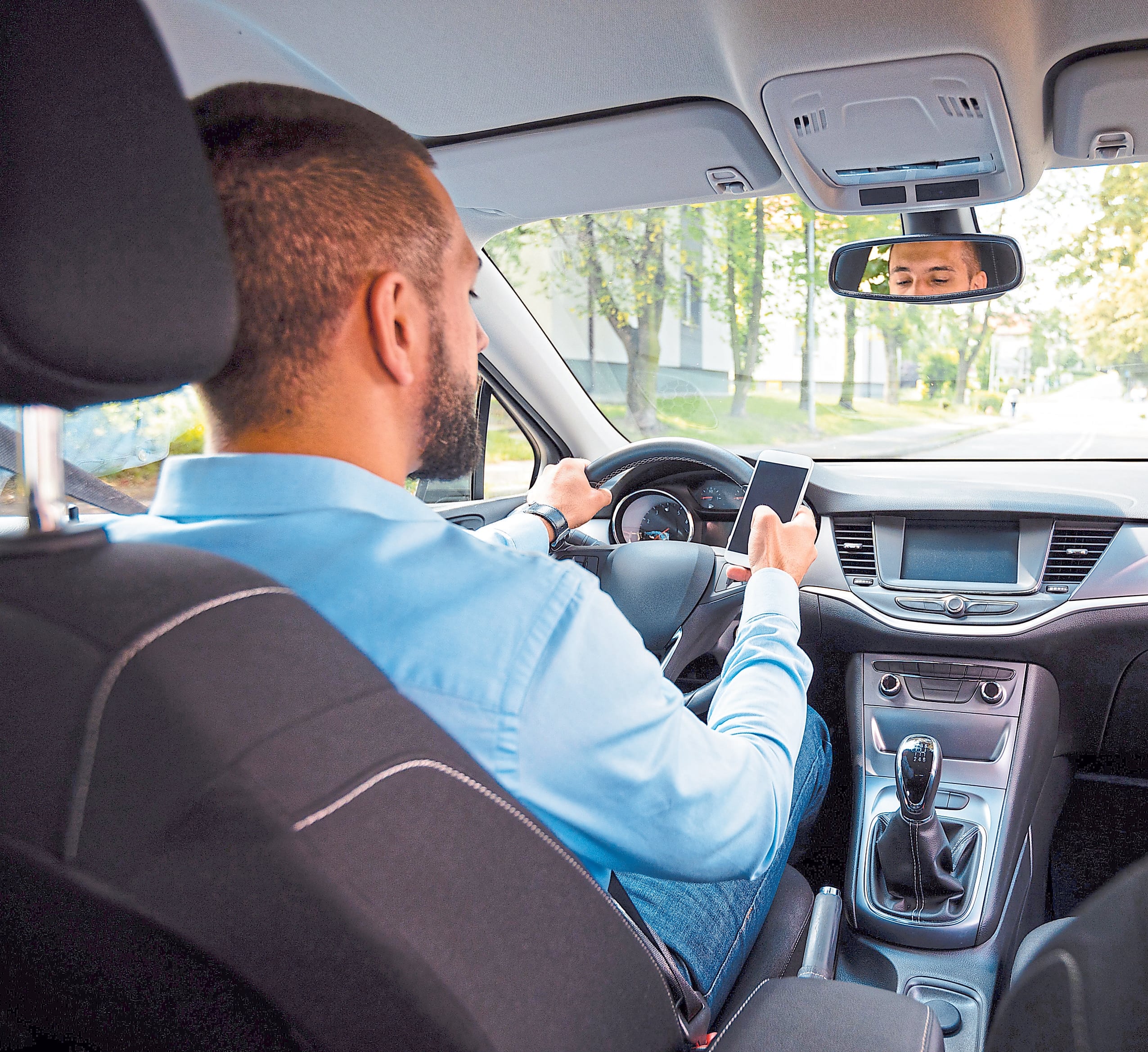 Las dos manos deben estar en el volante al conducir