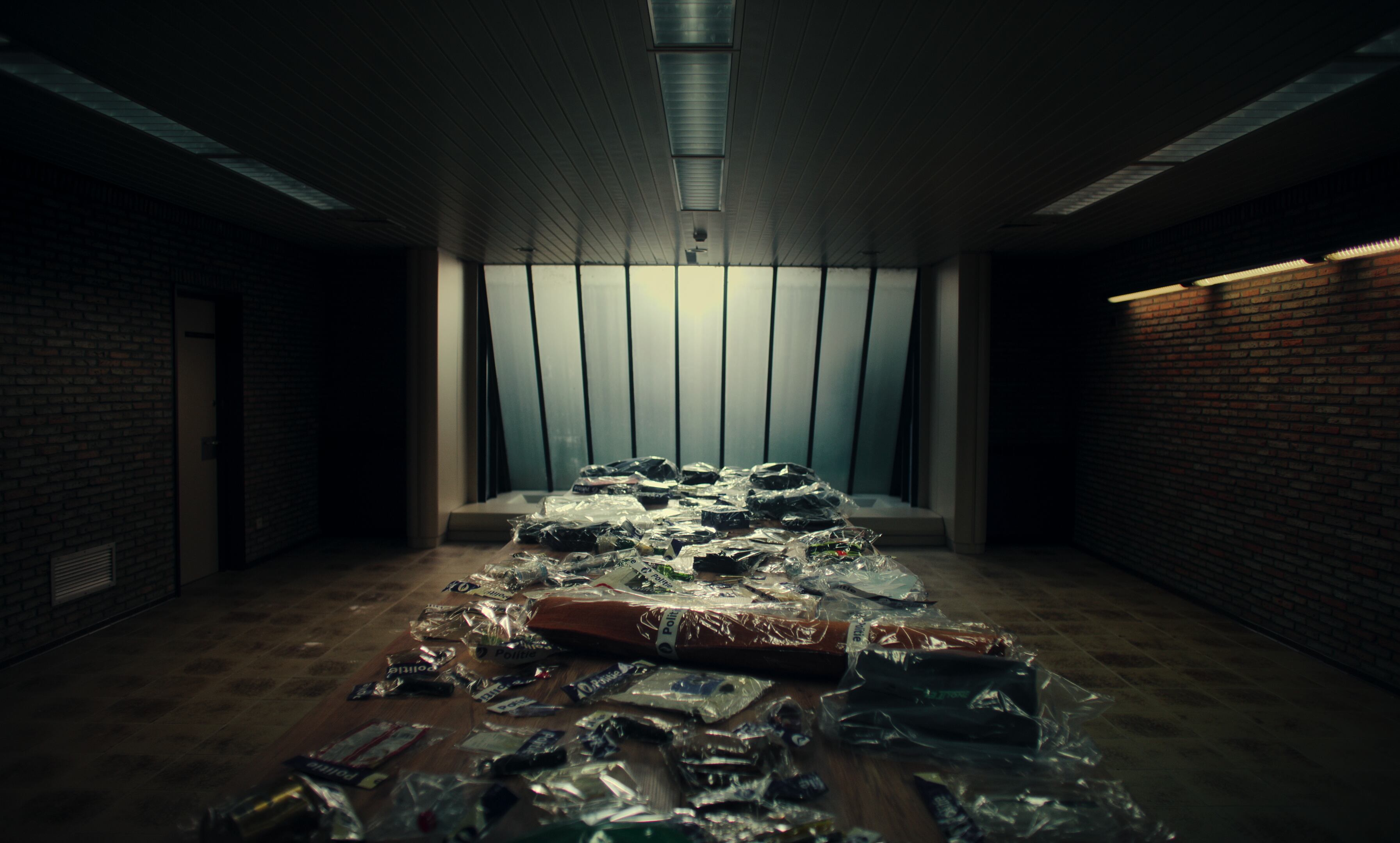 La policía revisó cada detalle de la evidencia conseguida entre las bolsas de basura