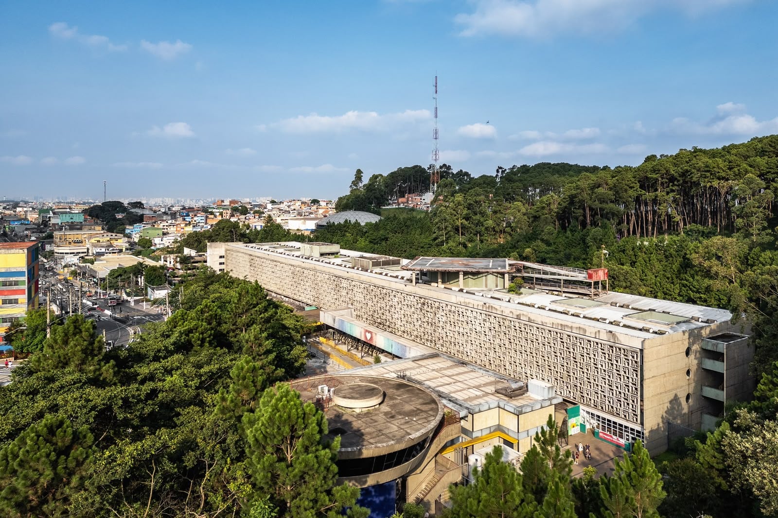 El Hospital Municipal M’Boi Mirim, una de las 34 unidades del sistema público que administra el Einstei Hospital Israelita, está ubicado frente a una favela y tiene acreditación internacional por la calidad y la seguridad de la atención.