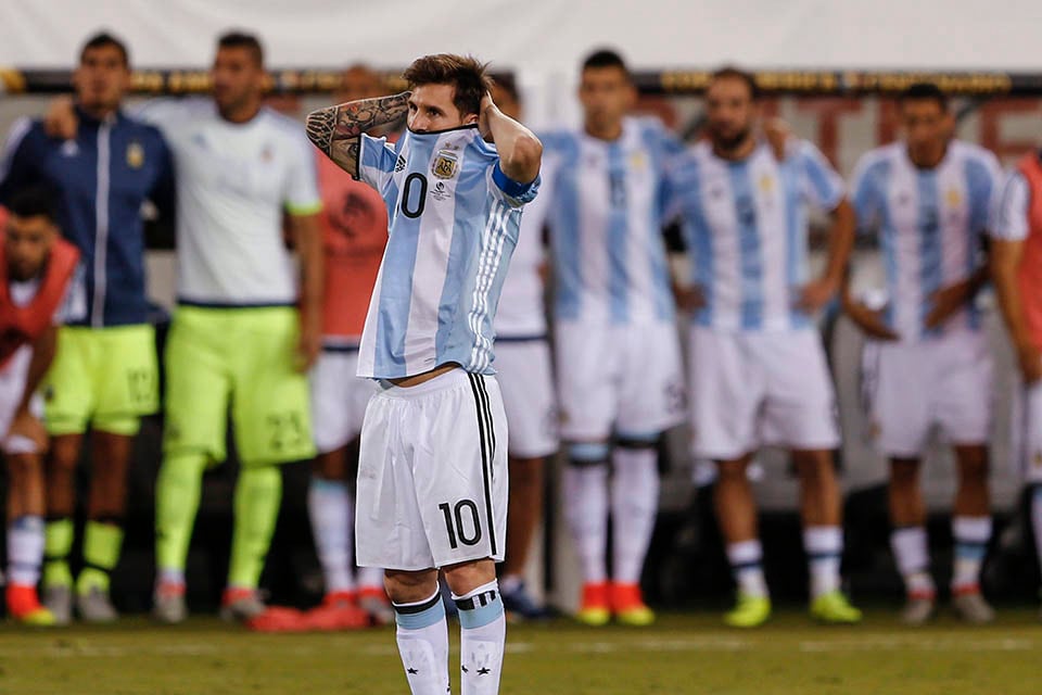 Lionel Messi, afectado tras fallar su penal ante Chile en la definición de la Copa América 2016, una derrota que lo llevó a renunciar a la selección