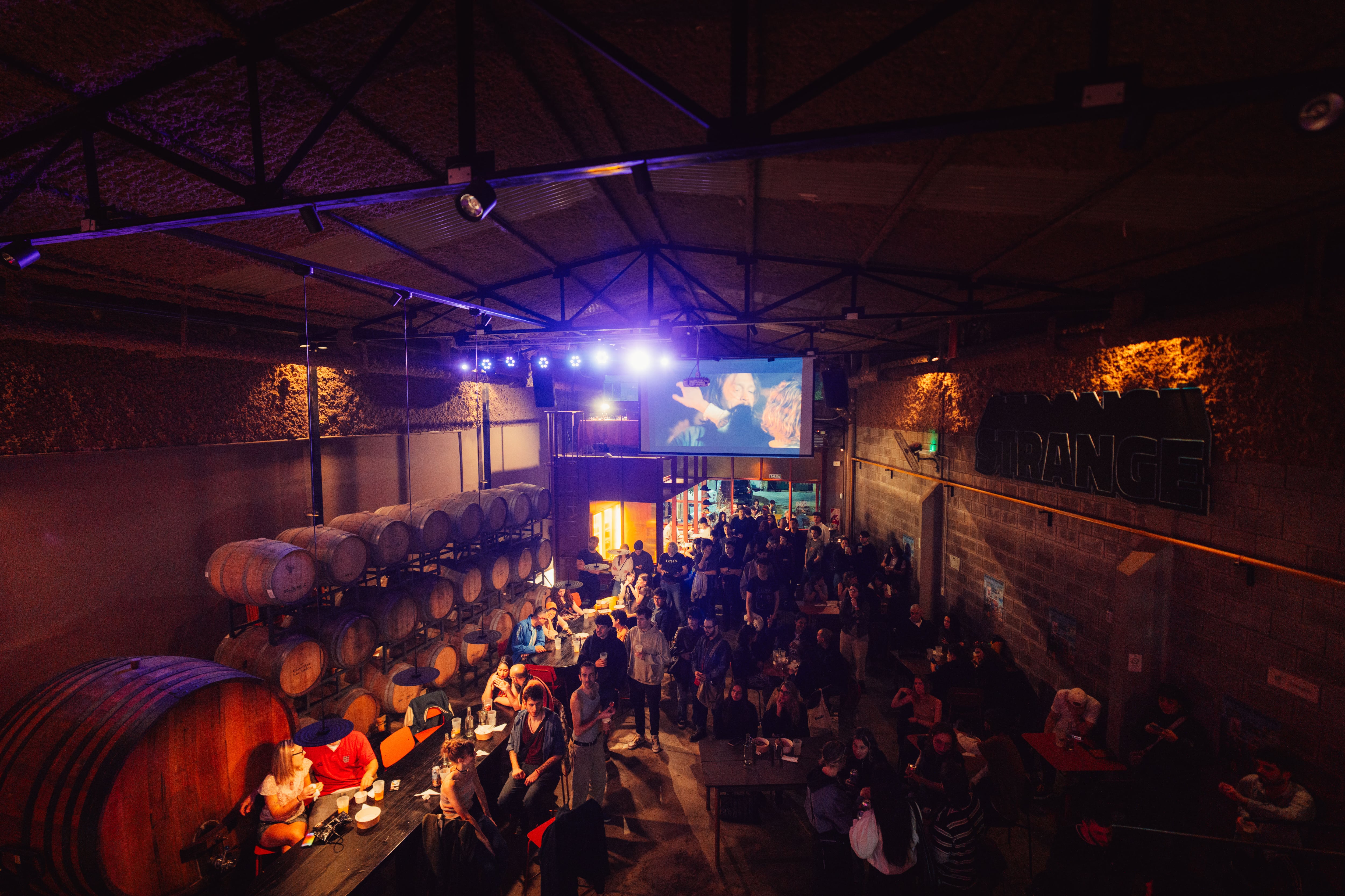 Salón de la cervecería Strange 2, en Chacarita