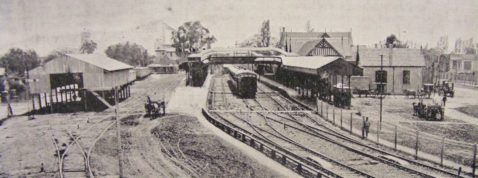 Estación Tigre del Ferrocarril Central Argentino. A la derecha se ve el tranvía al lado de la prolongación del andén con sus vías avanzando hacia la avenida Cazón. C. 1900. Fuente: Colección Jorge Waddell.