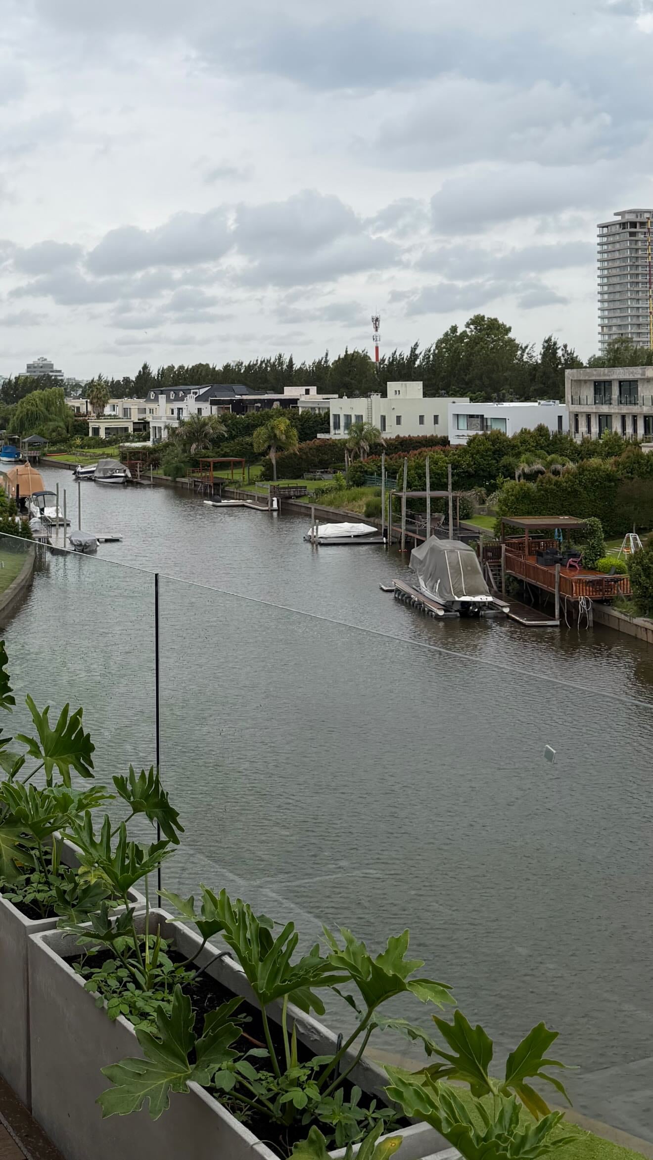 Nara tiene acceso directo al Río de la Plata desde su muelle privado