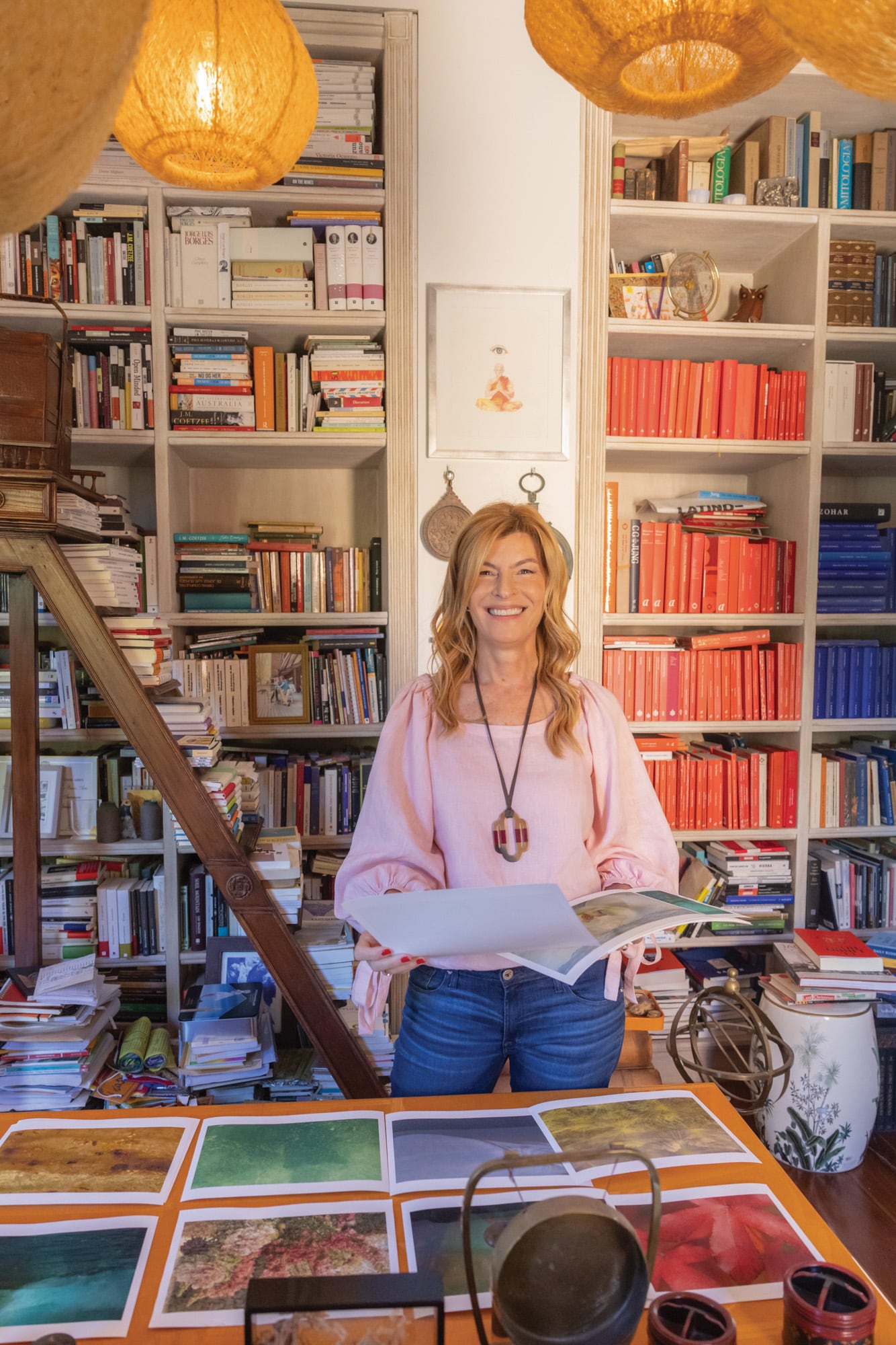 Abre las puertas de su casa. Soledad Costantini, editora y directora del Malba Literatura, posa junto a su marido, Eugenio Aguirre 15 Un plano más abierto de la foto de apertura de esta nota. En su estudio, ubicado en la planta alta, Soledad suele armar la programación de literatura del Malba. Desde hace algún tiempo, en este refugio también trabaja con la fotografía, su otra gran pasión. Acá, la editora posa con las series que presentará en el pop up producido por Claudia Atucha a partir del 10 de noviembre en 
Honduras 5952
