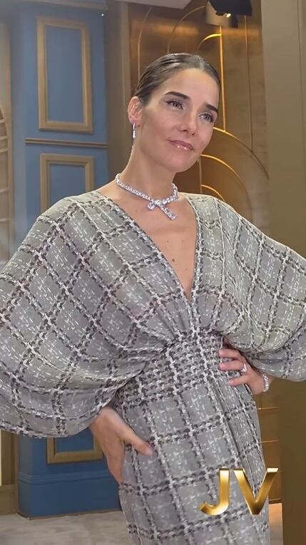 El look de Juana Vaile consistió en una blusa con mangas y un pantalón de tiro alto con faja