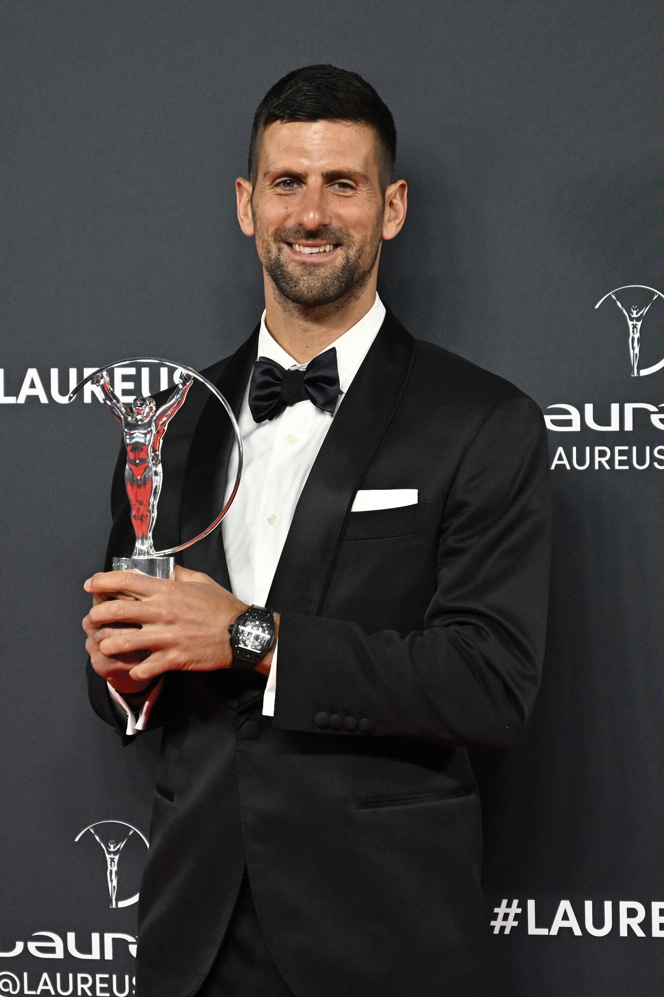 Novak Djokovic con su premio al Mejor Deportista Masculino de 2023.