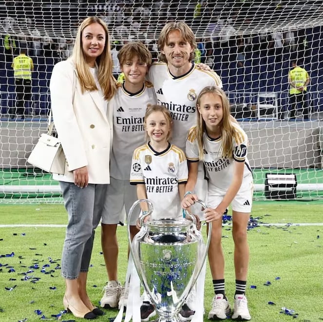 Ema Modric, a la derecha, junto a Luka y el resto de la familia
