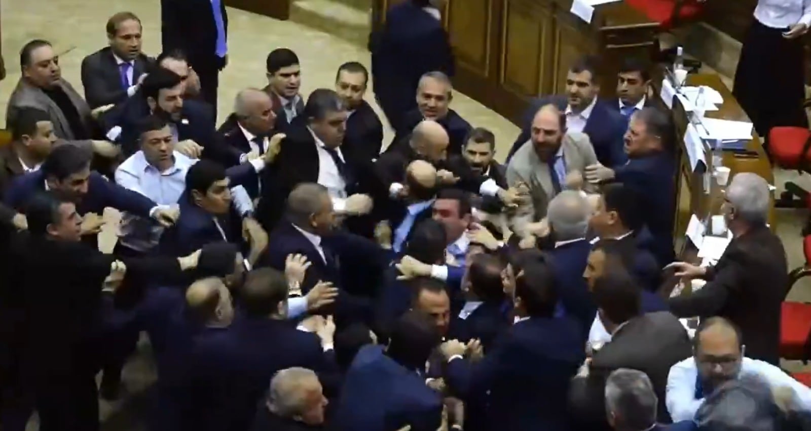 Brutal y masiva pelea en el parlamento de Armenia: gritos, insultos, golpes y un diputado con hemorragia nasal