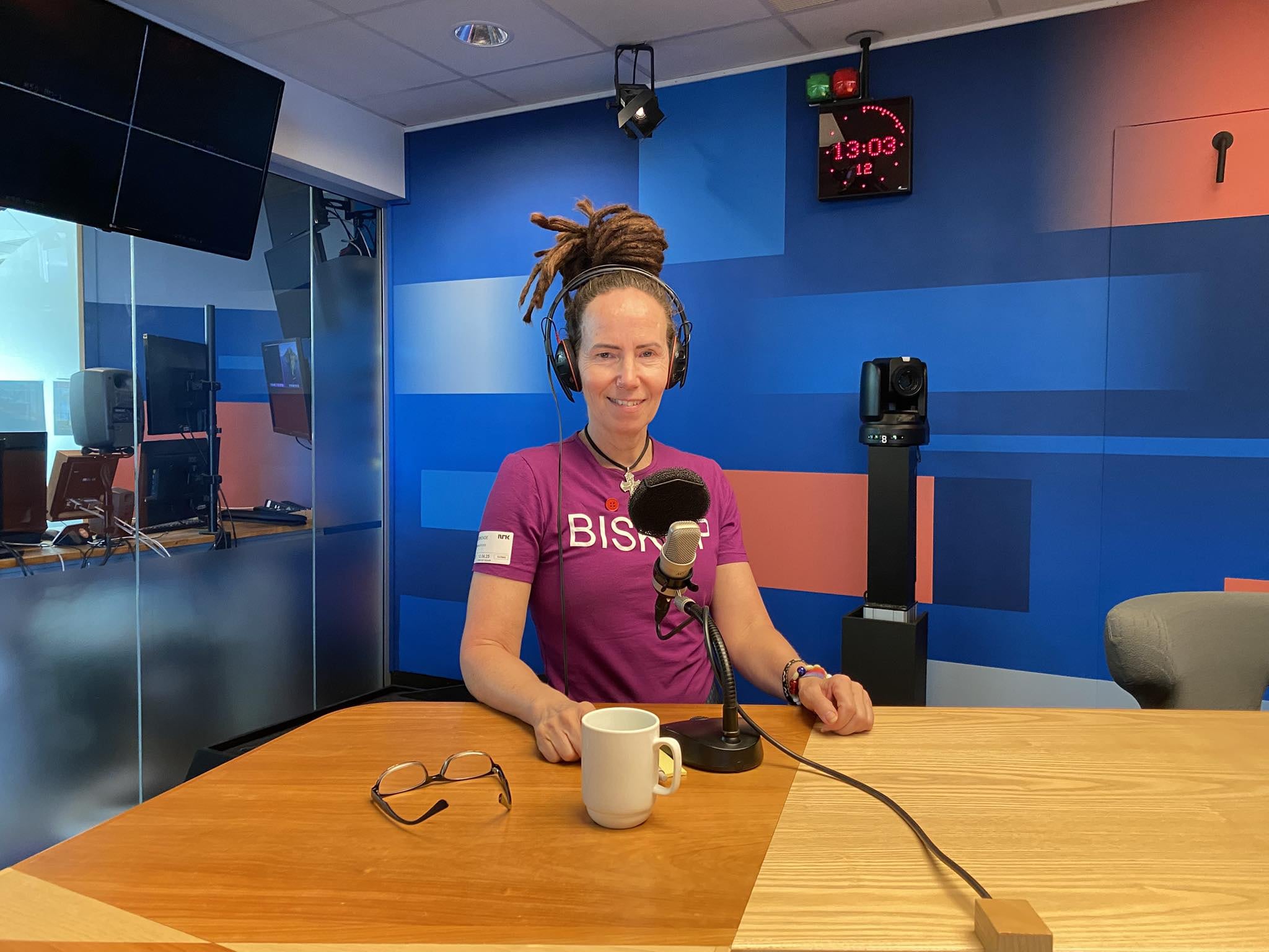 Sunnina en un programa de radio, con la remera que dice, en noruego,