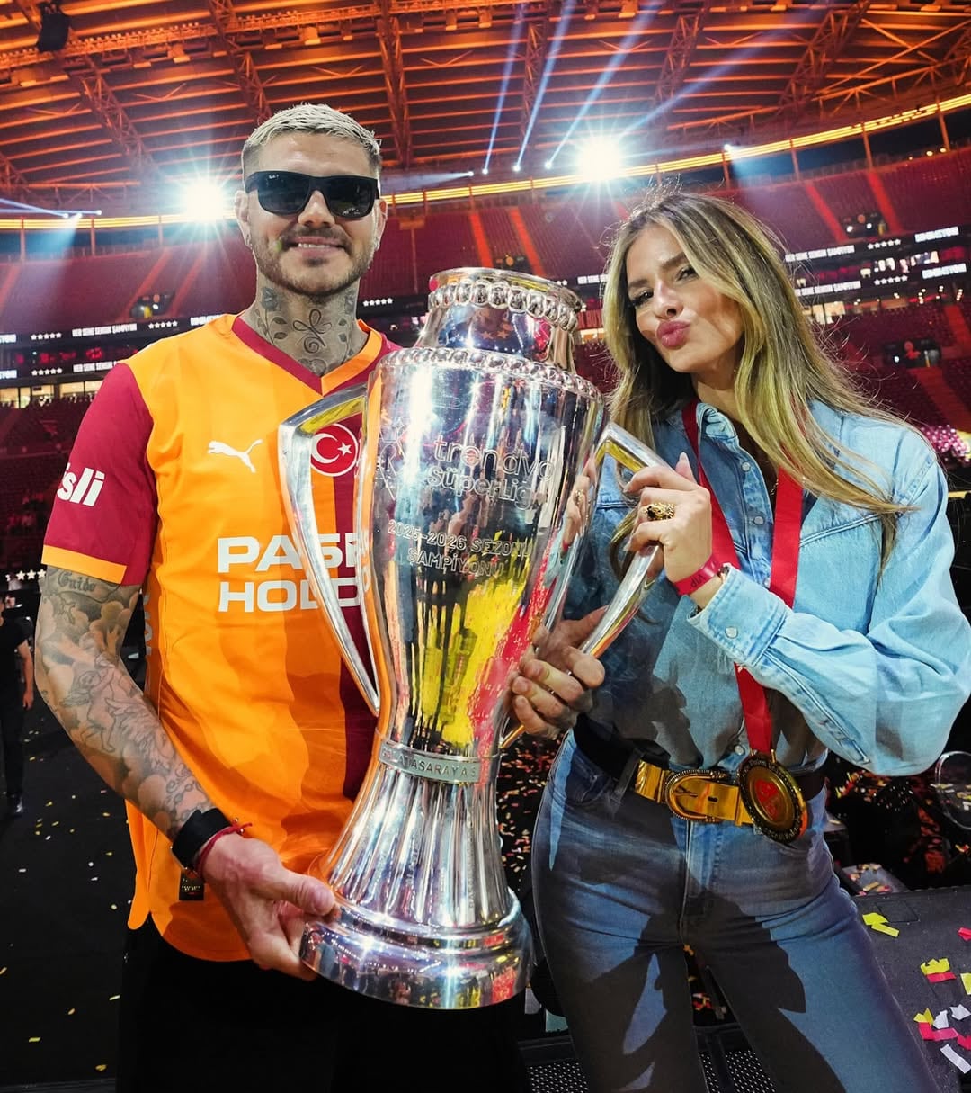 Mauro Icardi y la China Suárez durante los festejos por la victoria de Galatasaray en la Superliga de Turquía (Foto: Instagram @mauroicardi)