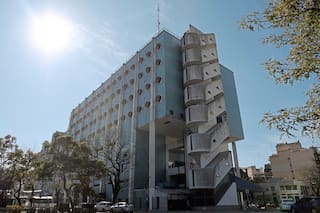 El edificio brutalista que evoca a un barco de guerra y tiene la firma de un maestro de la arquitectura
