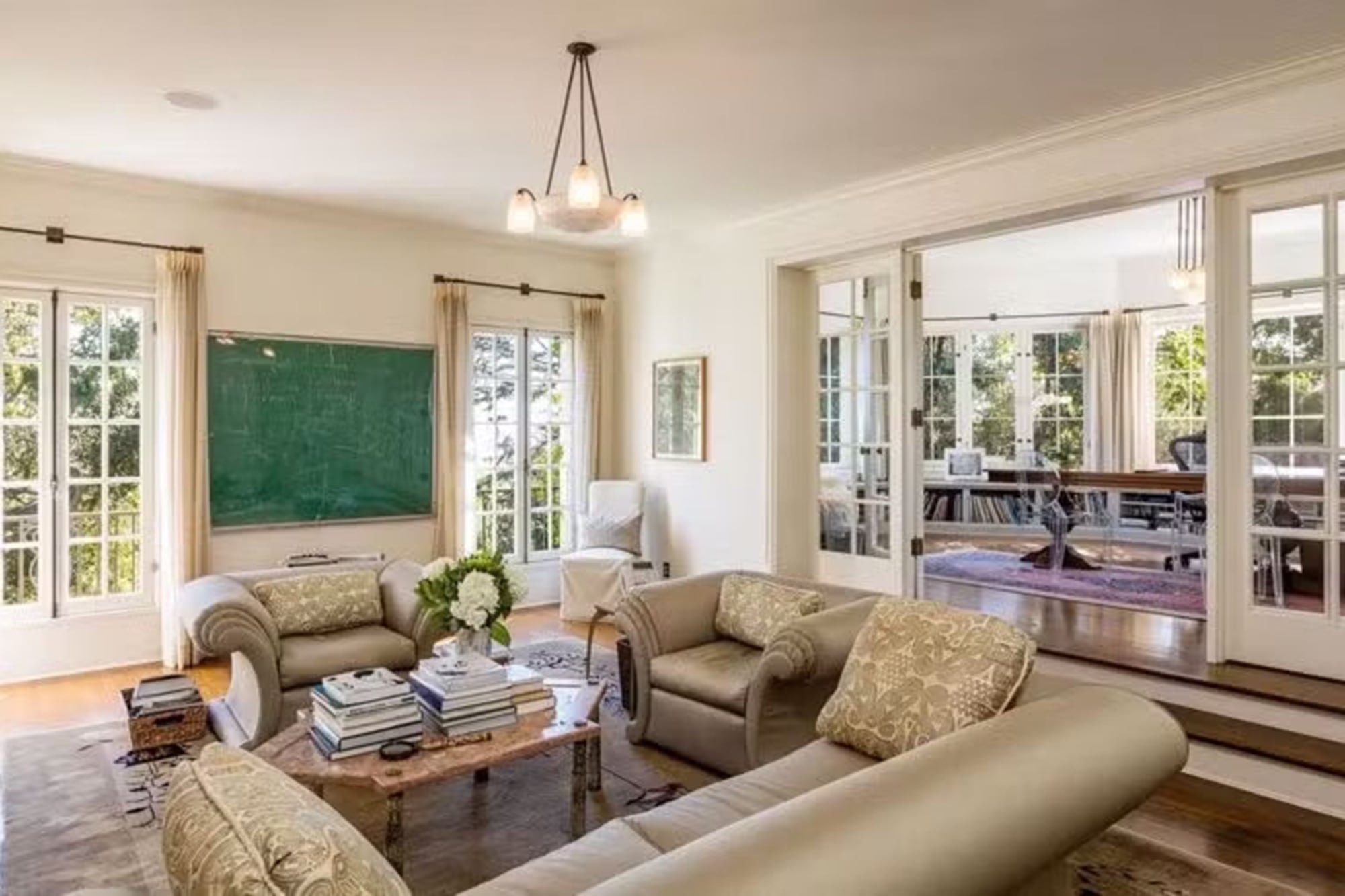 La casa es una residencia histórica en Los Ángeles, Estados Unidos