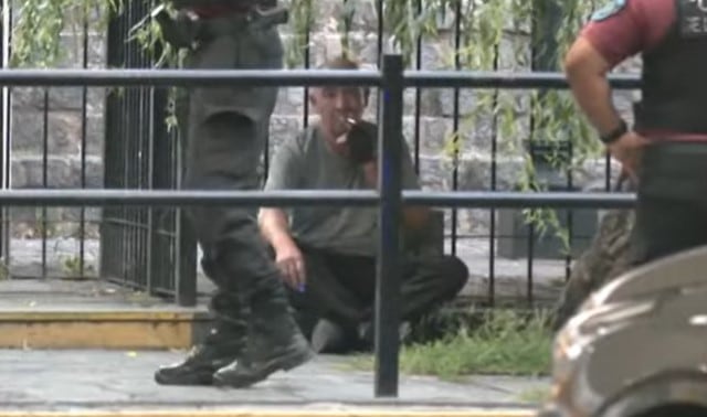 Un taxista borracho chocó solo y derribó un poste de luz en San Telmo