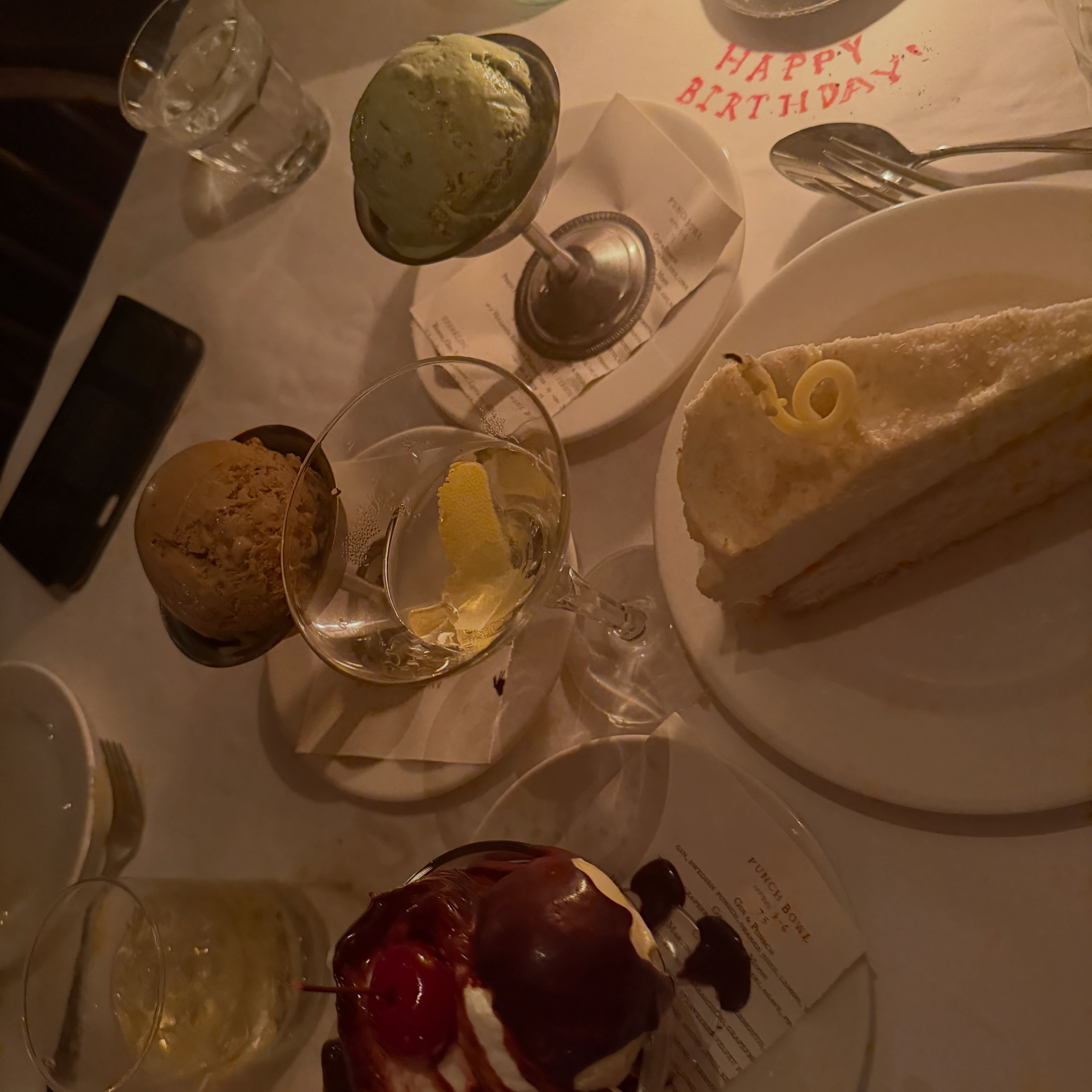 La pareja degustó una selección de postres durante su cena romántica (Foto: Instagram @dualipa)