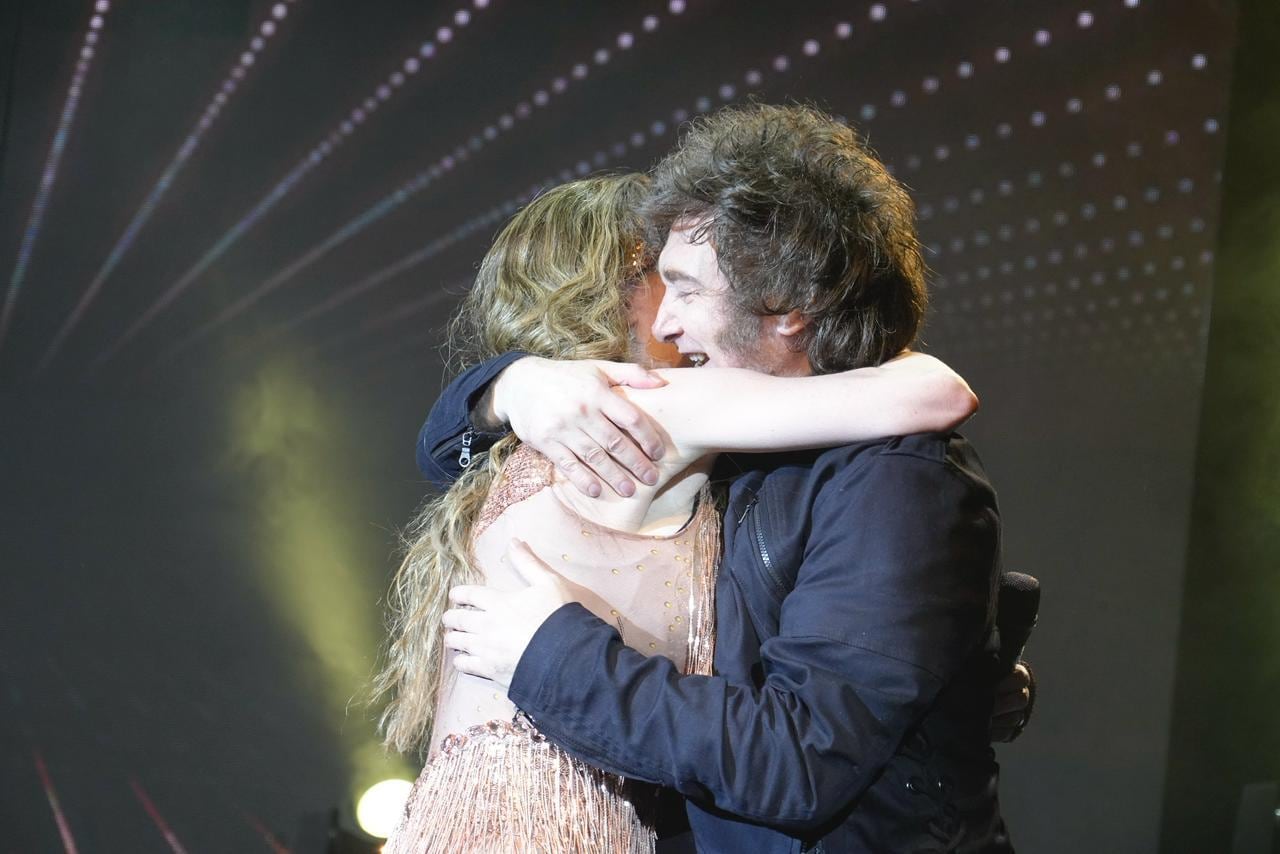 La expareja se abrazó frente a decenas de espectadores
