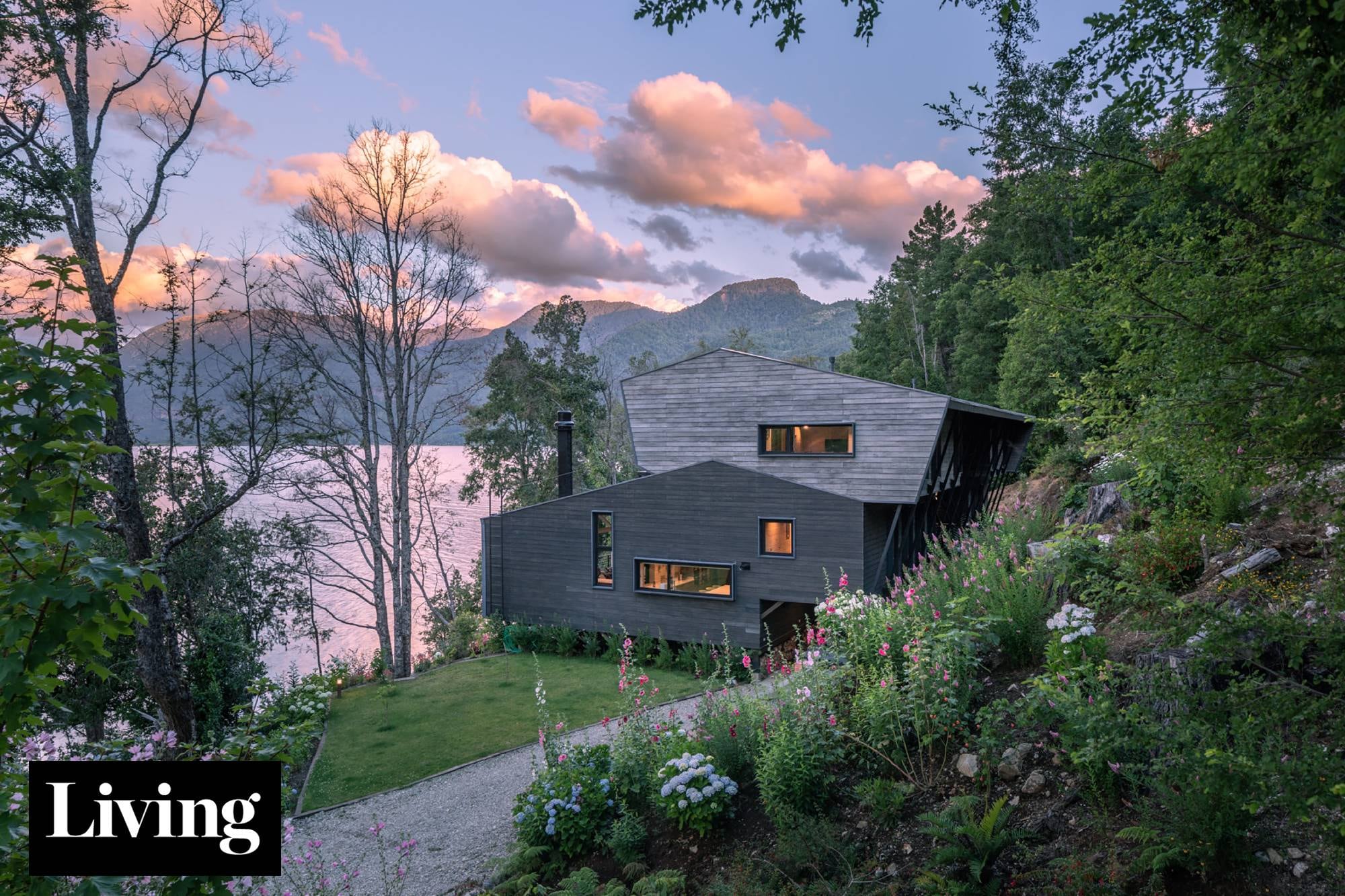 Hecha en madera, una casa de 11 metros de altura encontró su lugar entre la montaña y el lago