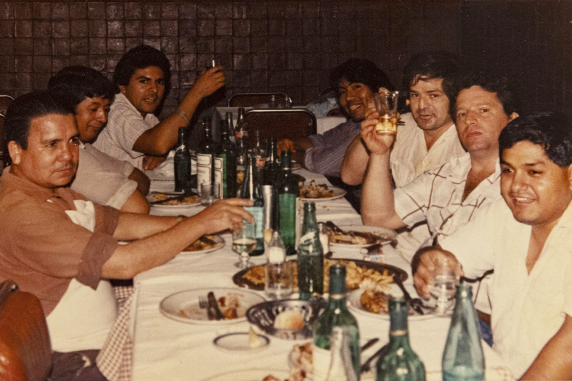 Los parroquianos y socios en los inicios del restaurante.