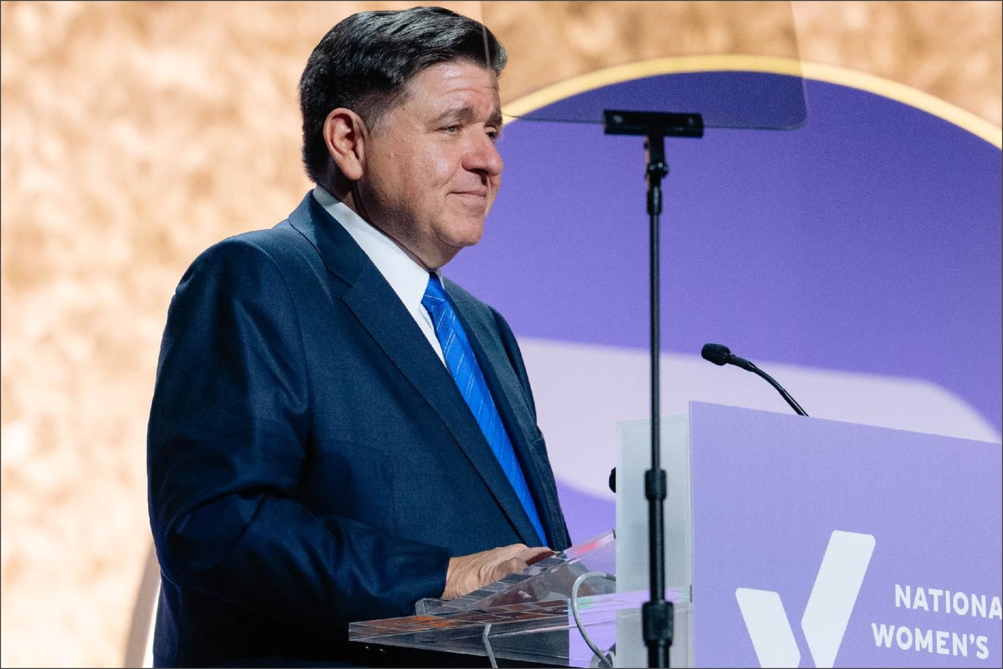 El gobernador de Illinois, J.B. Pritzker, anunció una inversión para ayudar a compradores de una primera casa