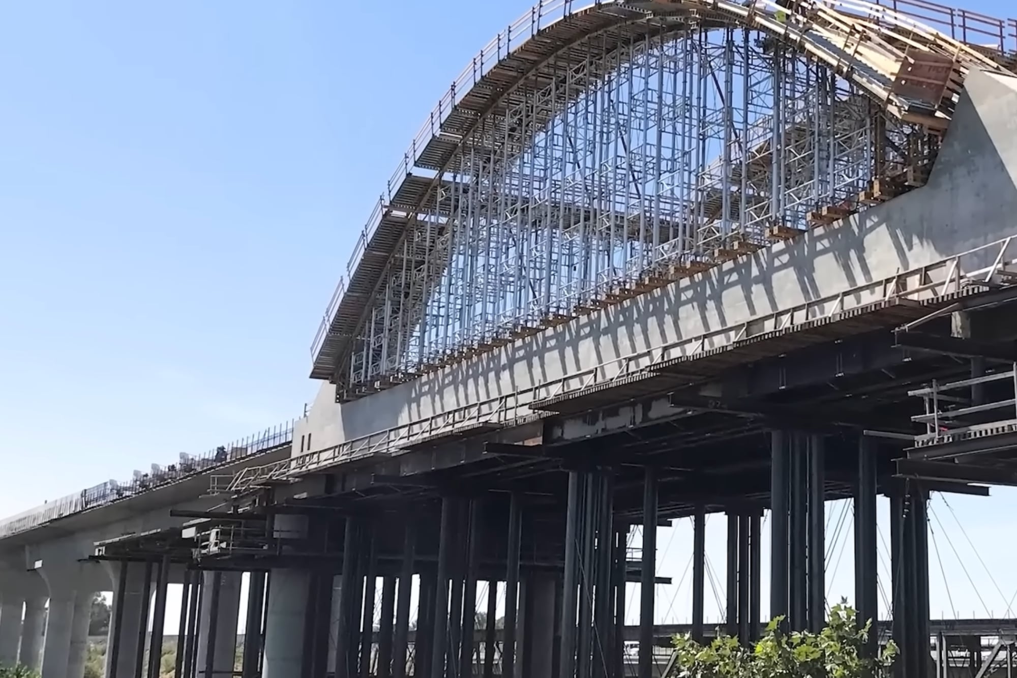 La obra ya avanzó hacia la etapa de instalación de vías y electrificación del corredor ferroviario