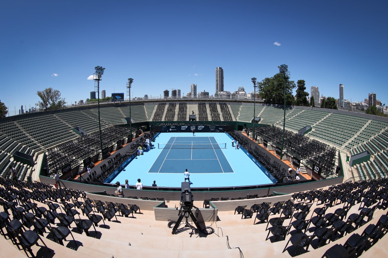 El court central del BALTC, con una cancha de superficie dura, durante la exhibición Road2Australia: ¿el ATP porteño podrá dejar el polvo de ladrillo?