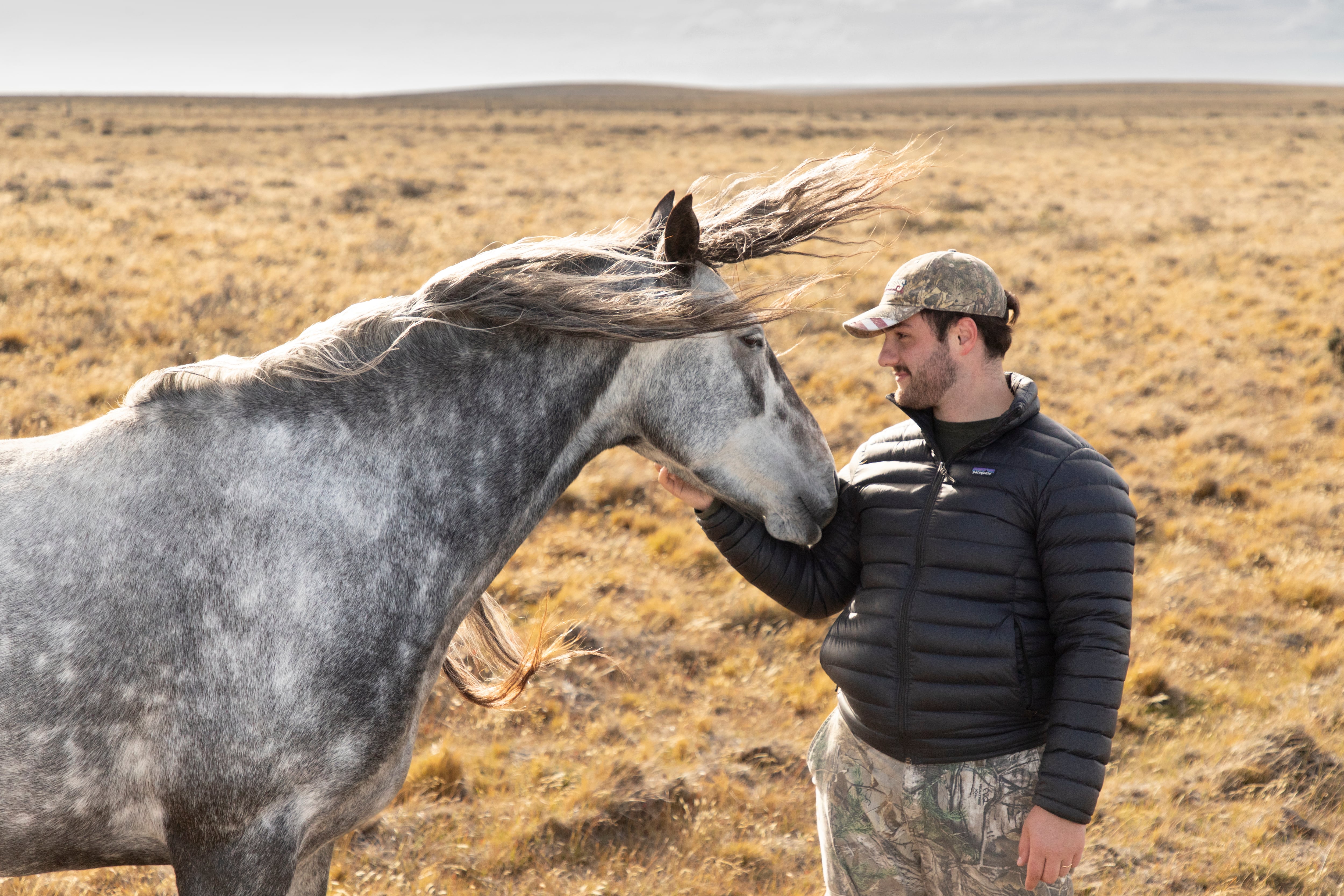 Kevin con los caballos salvajes del campo.