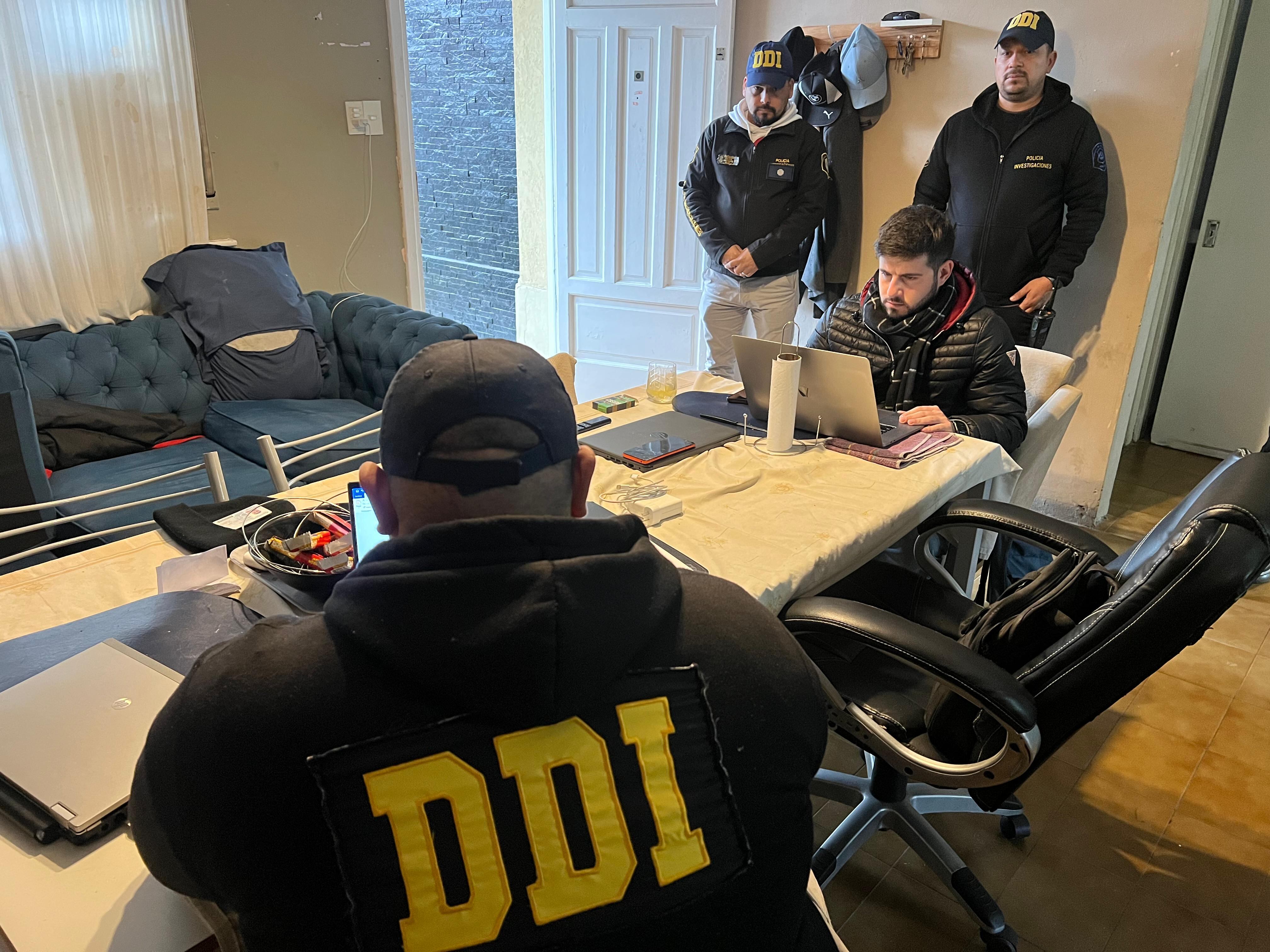 Personal de la DDI de San Isidro en la casa de Leonardo Viqueira, tras el operativo de detención