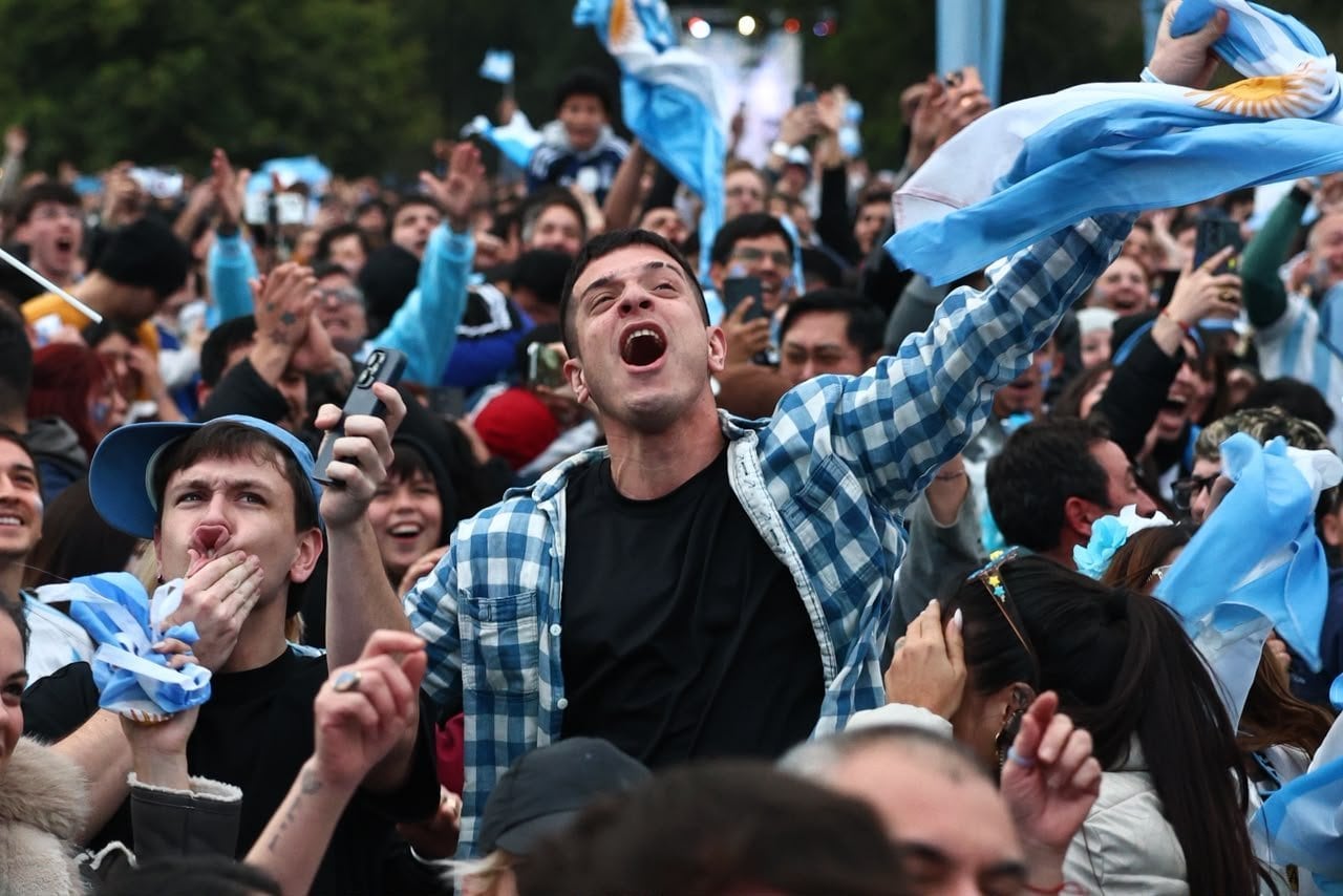Sufrir y ganar. Argentina vs. Inglaterra en pantallas, Buenos Aires.