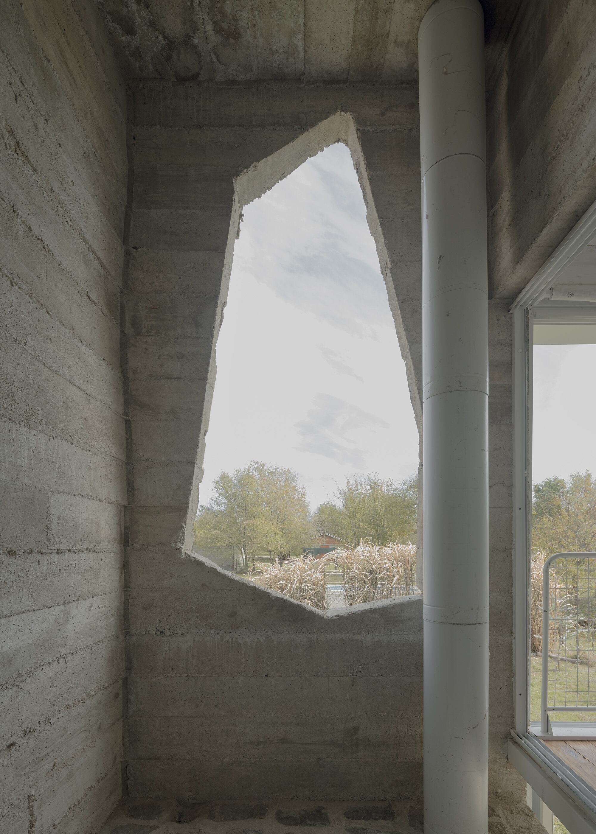 Por el entrepiso se accede a este espacio despojado, atravesado por la ventilación del asador y separado de la escalera por un vidrio fijo. Arriba está el sector técnico, con el tanque de agua y las unidades exteriores de los aires acondicionados.
