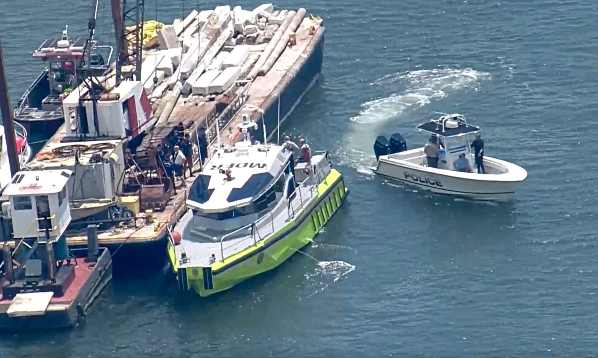 La Guardia Costera examina la barcaza