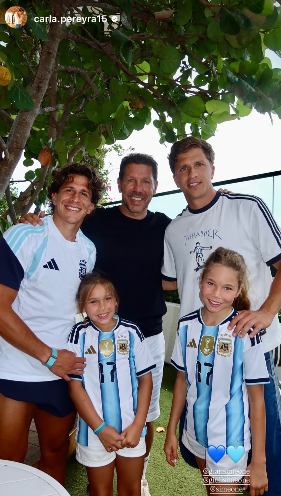 El Cholo junto a cuatro de sus cinco hijos, por la ausencia de Giovanni