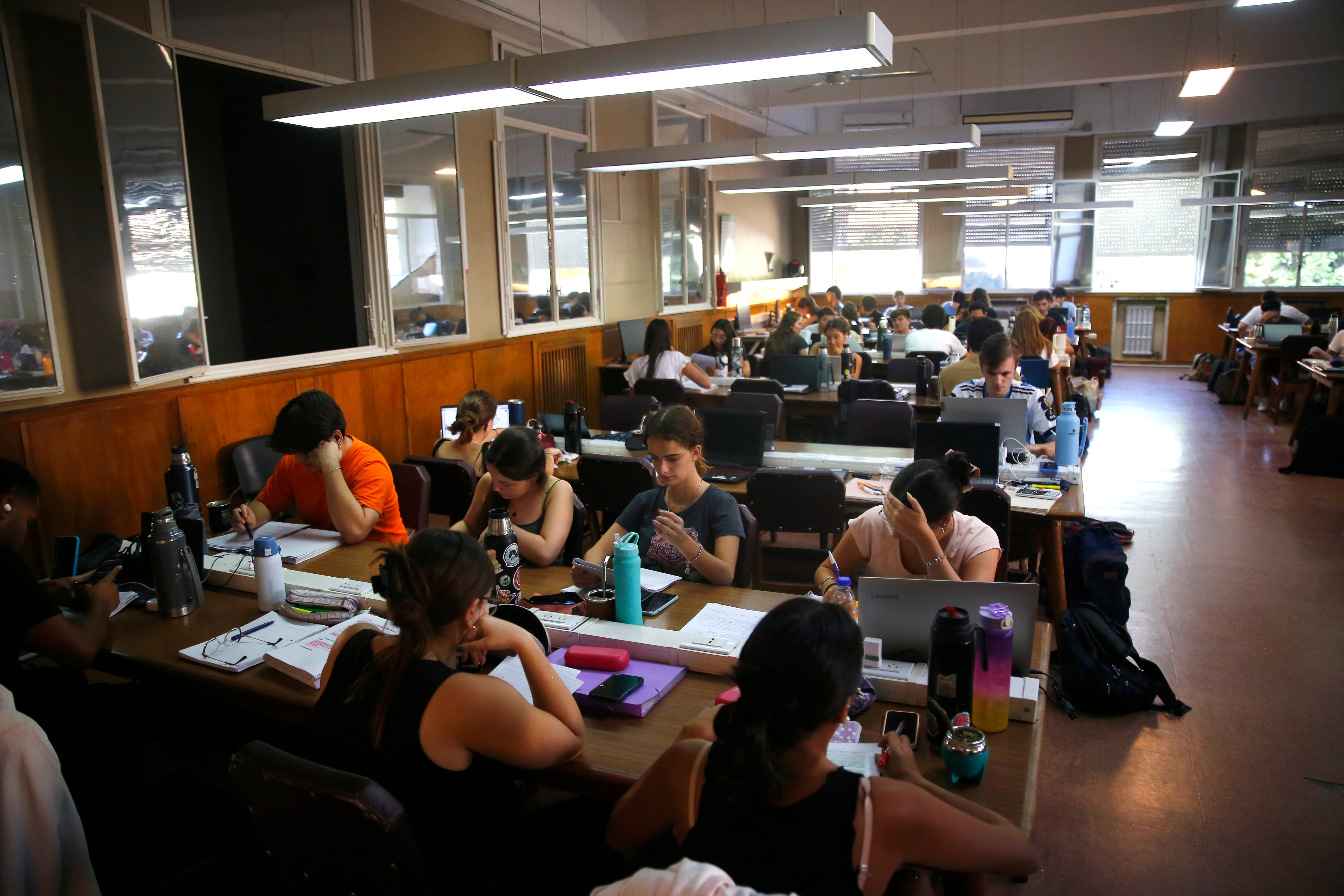 El debate se centra en cómo garantizar aprendizajes sin profundizar la estigmatización ni el abandono escolar