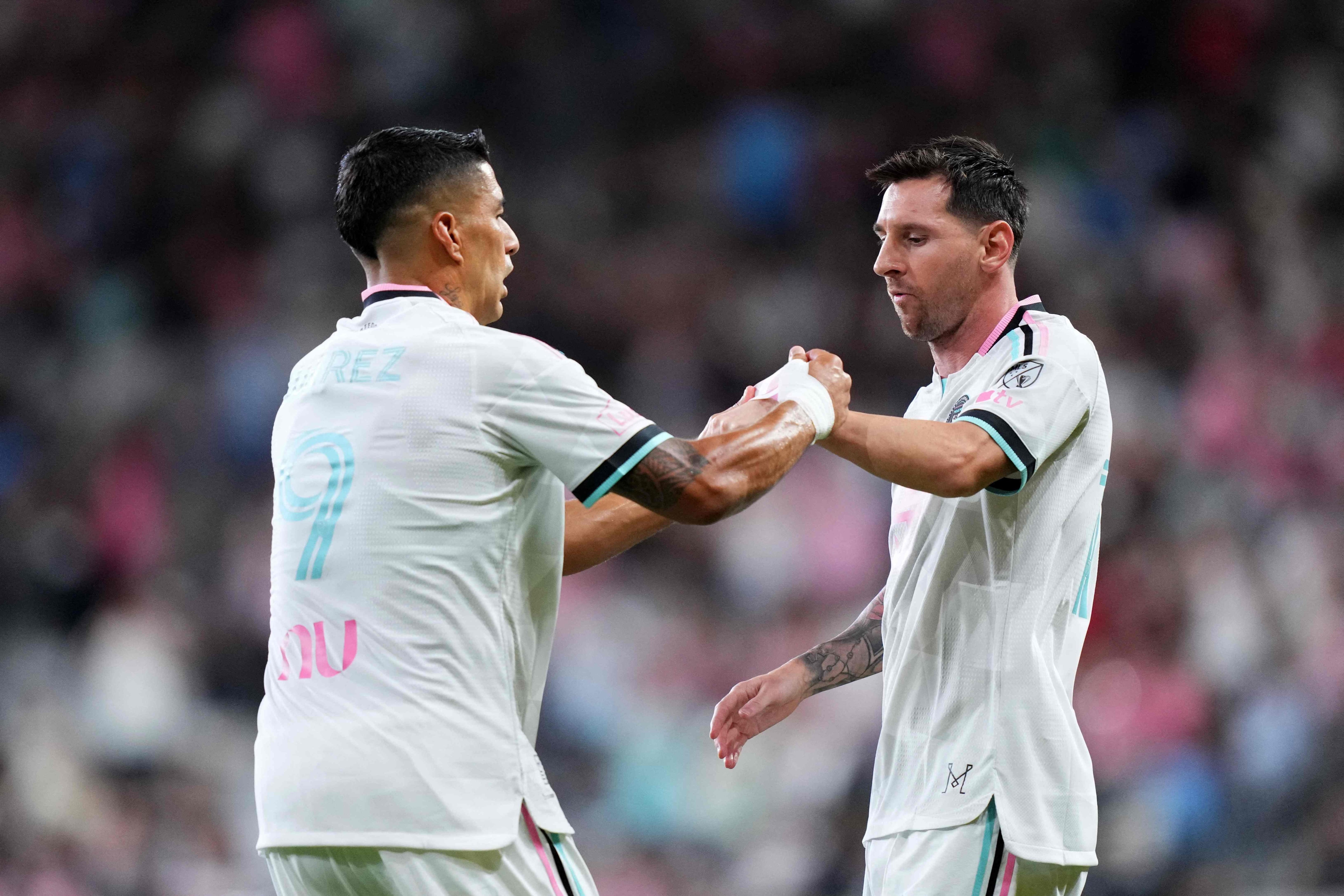 Suárez le cede a Messi la cinta de capitán tras ingresar a los 7 minutos del segundo tiempo