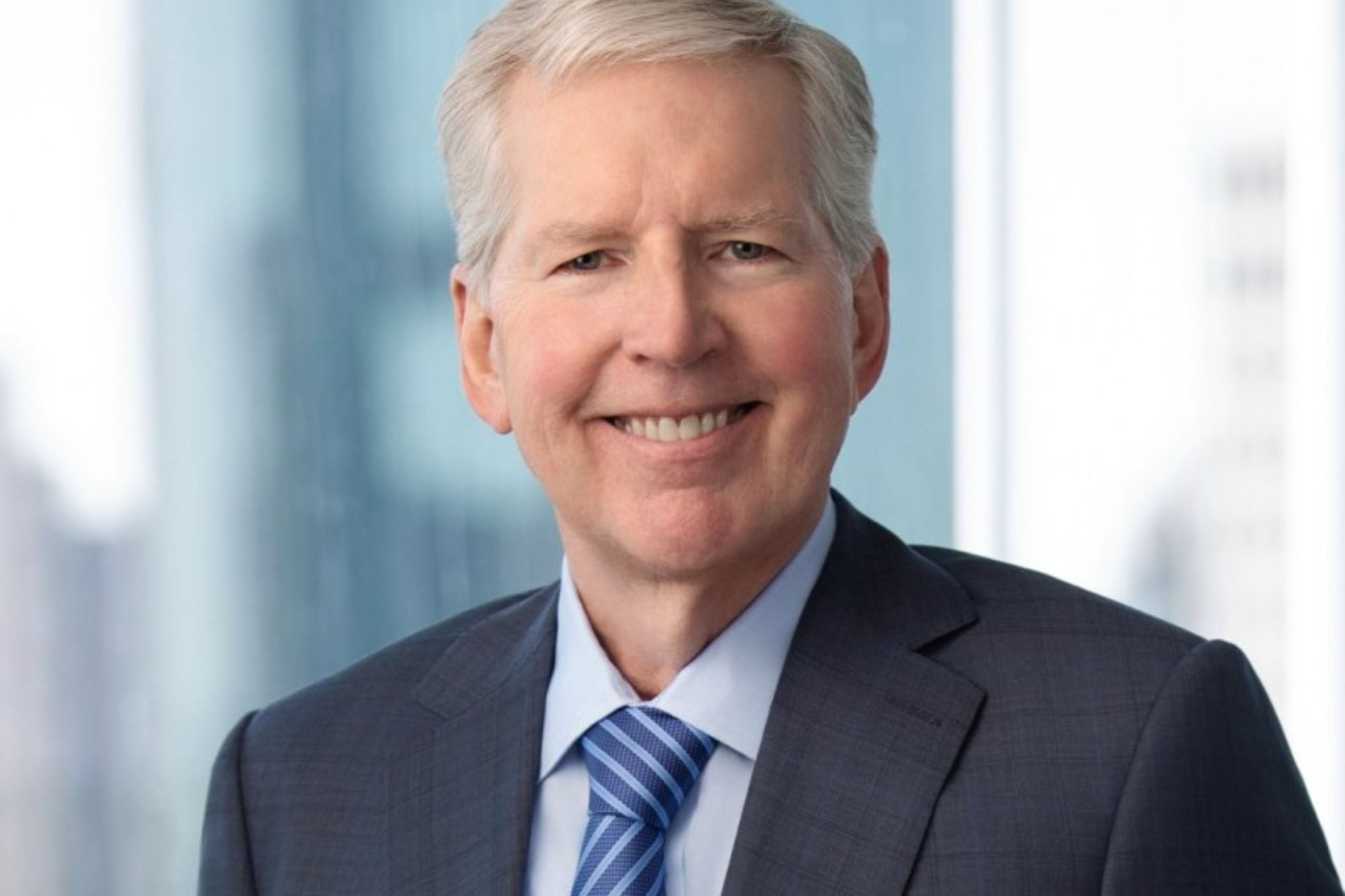 Bruce Oakley es socio del bufete de abogados Hogan Lovells US