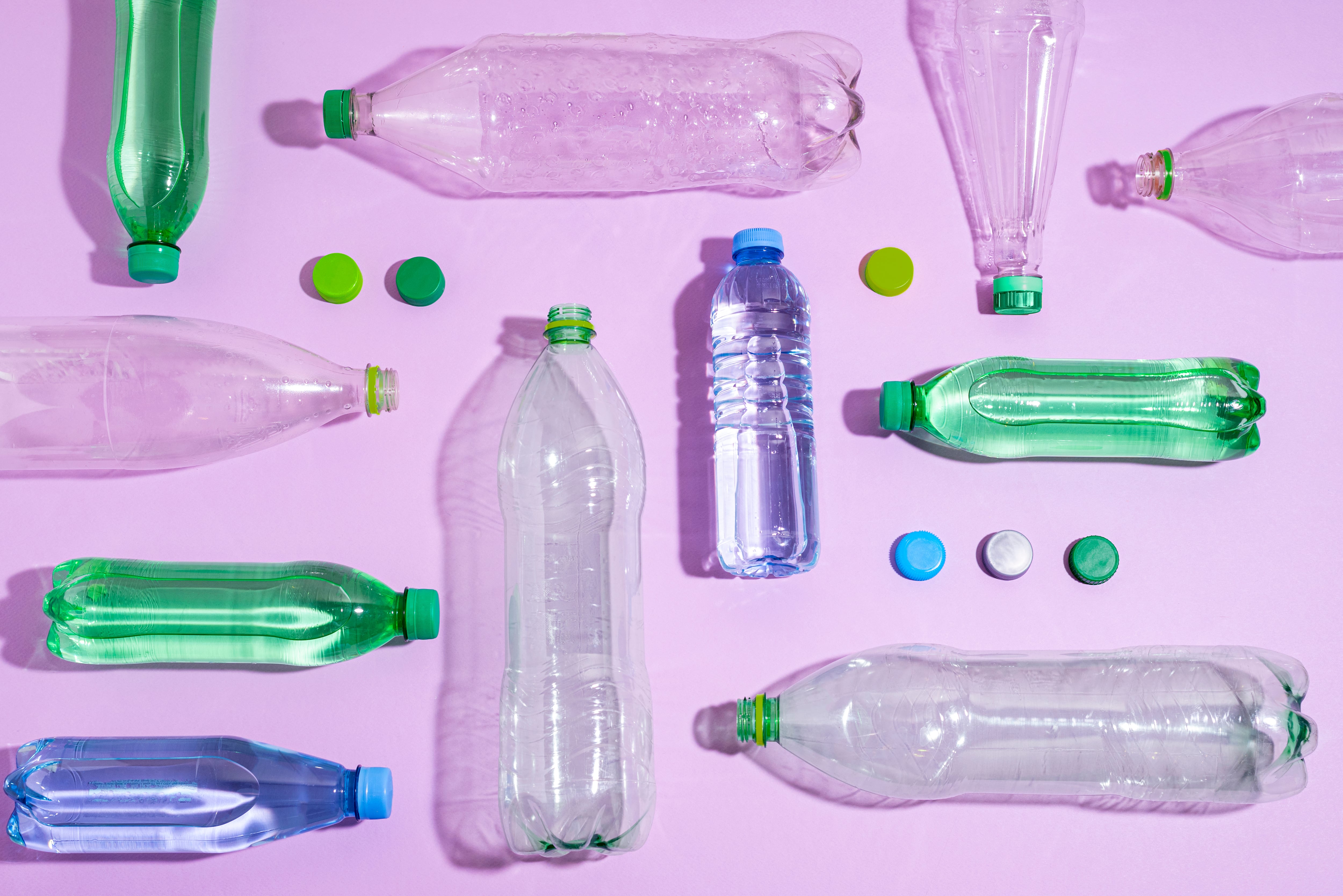 Separar las tapas por color ayuda a las personas que trabajan en plantas de reciclaje a poder separar los distintos tipos de plásticos