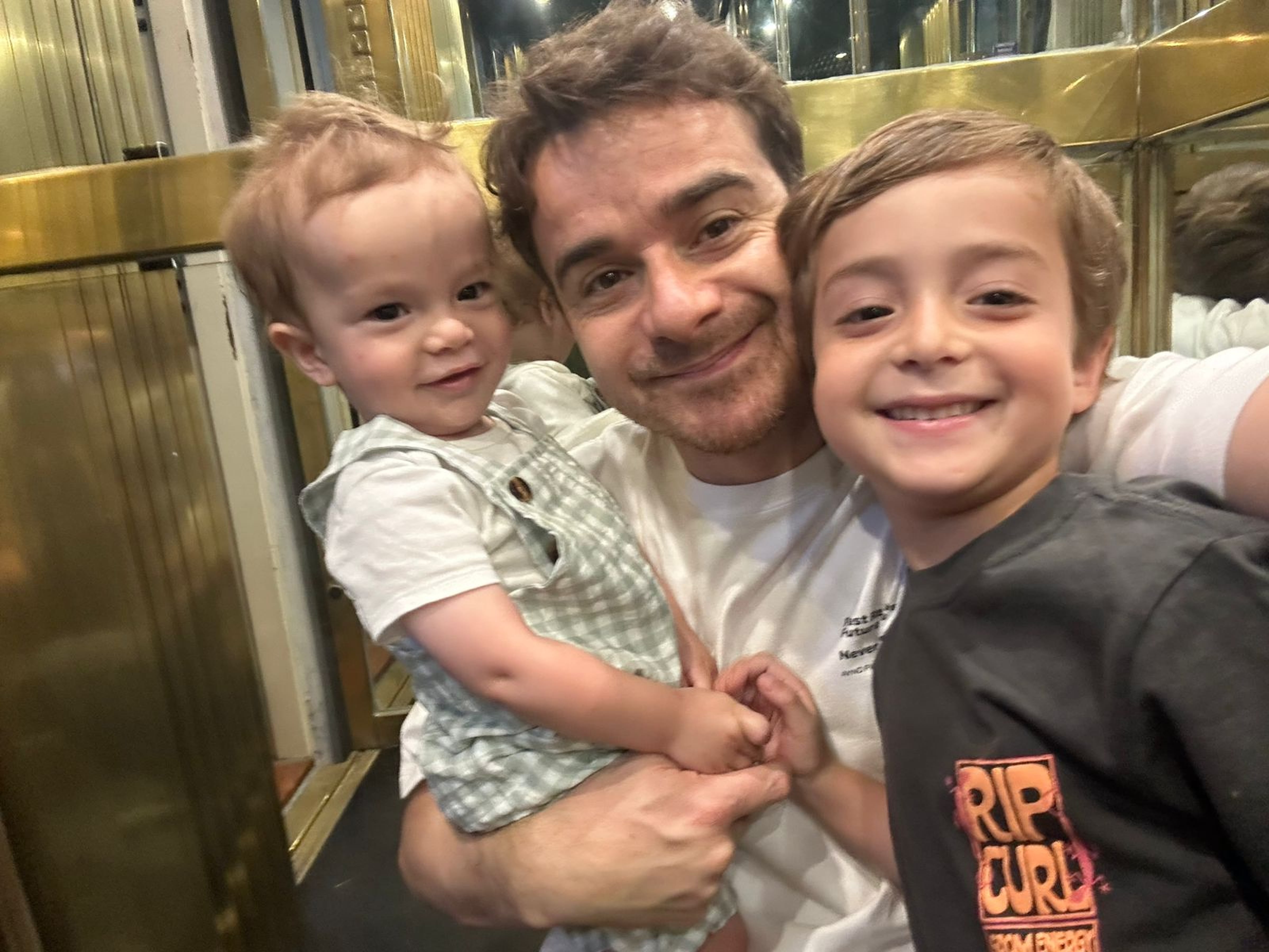 Carlos Apollonio, empresario y padre de Joaquín (5) y Jeremías (1), encontró su momento bisagra antes de una cirugía