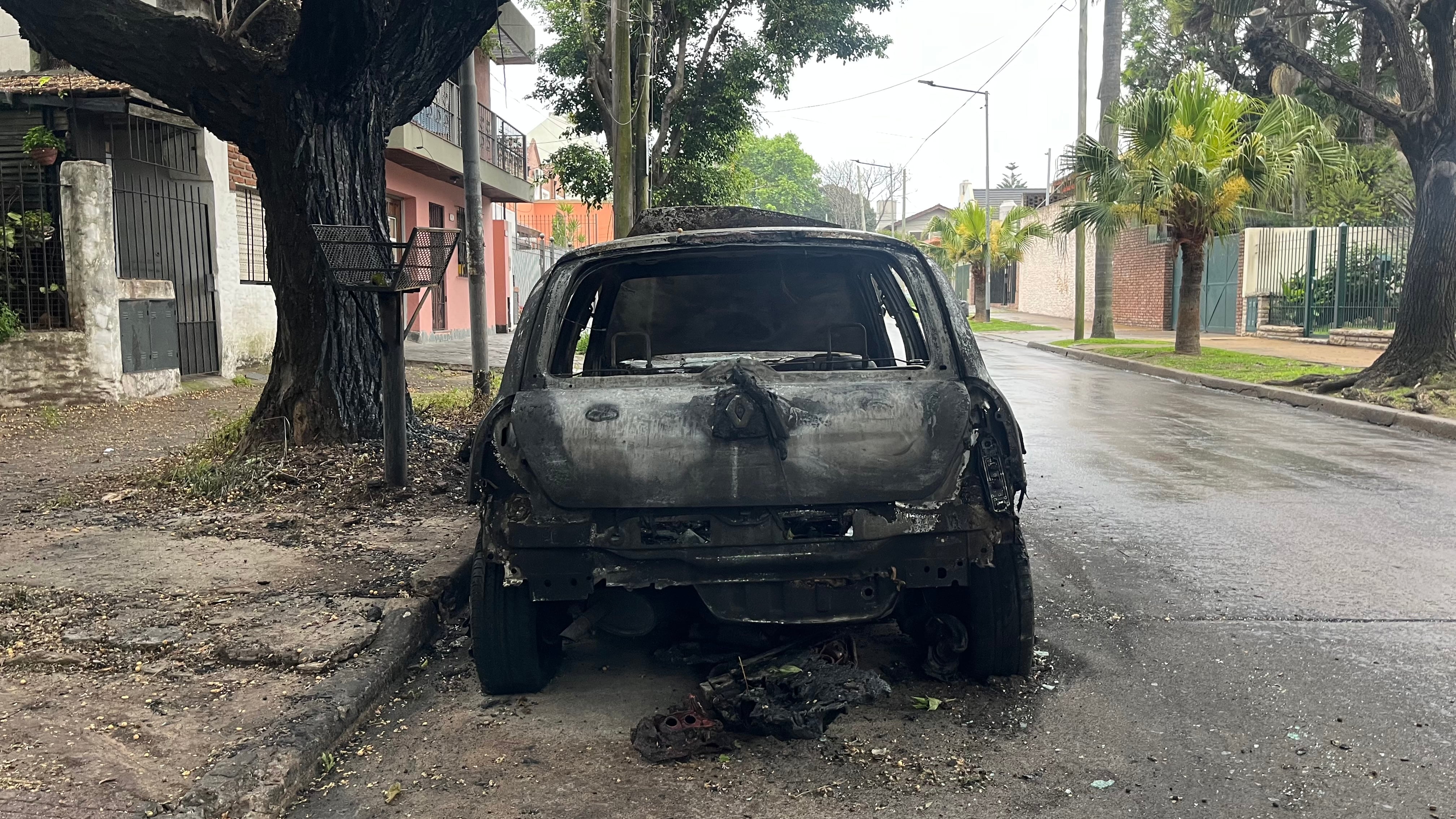Denuncian repetidos ataques de quemacoches en Villa Ballester