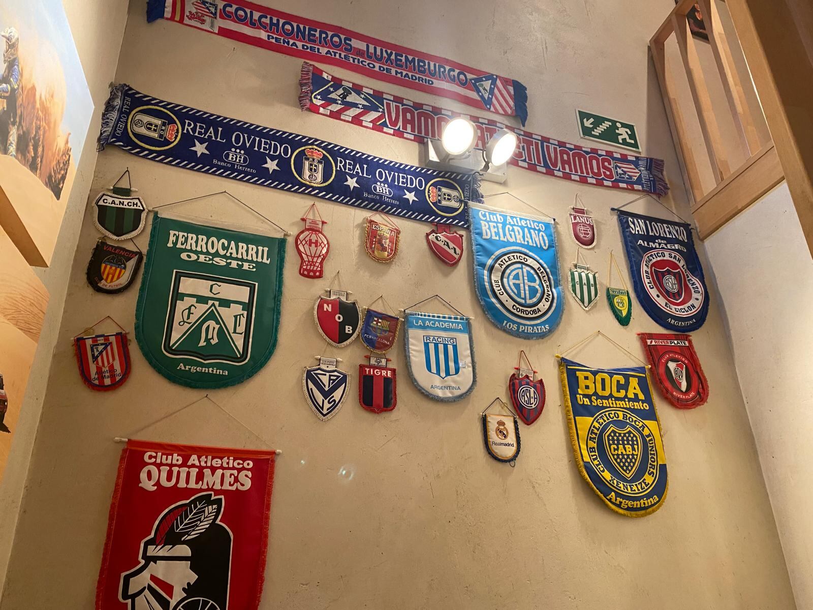 En la escalera se exhiben equipos de fútbol y fotografías de luxemburgueses que emigraron a la Argentina, cuyos descendientes hoy siguen viviendo allí como argentinos